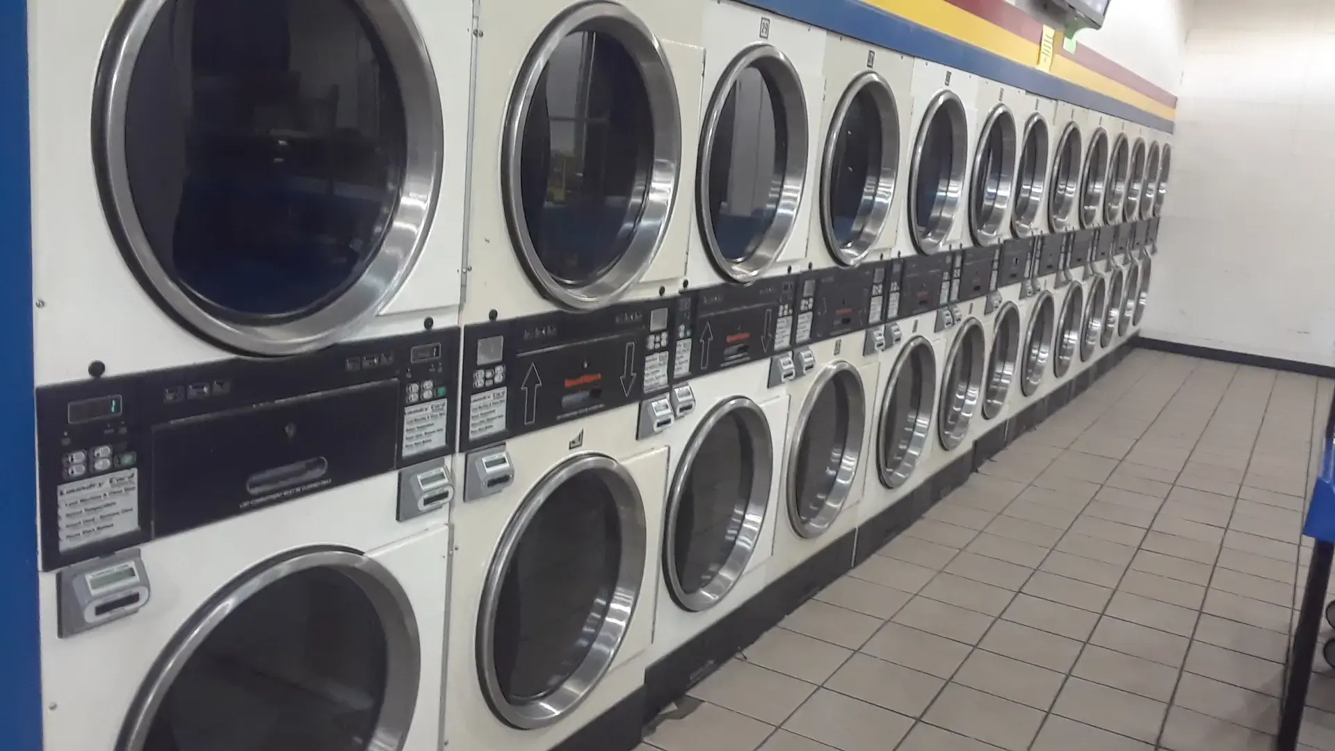 Colley Avenue Laundry Land Laundromat - Image 19