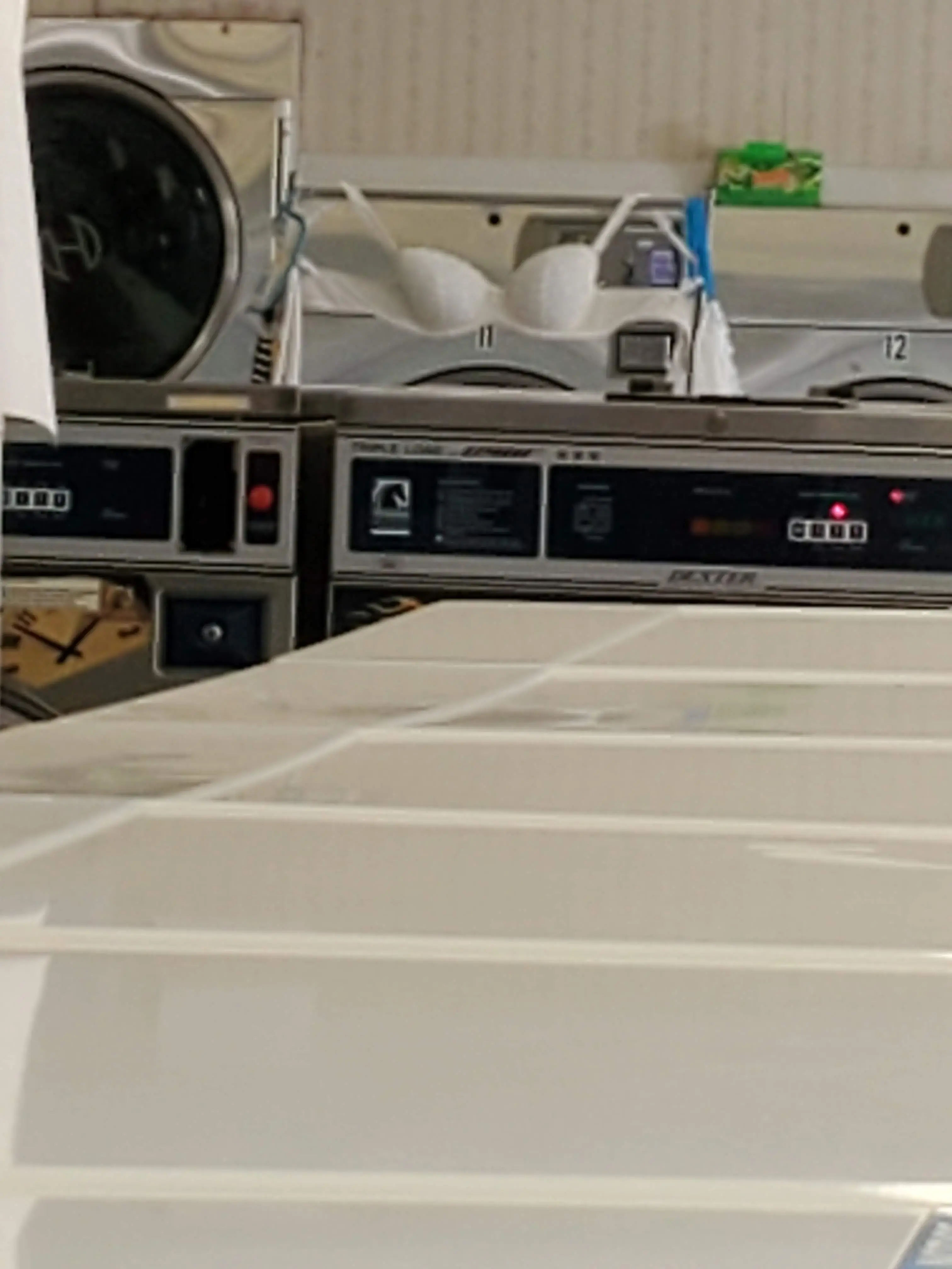 Collins Ave Laundry thumbnail 11