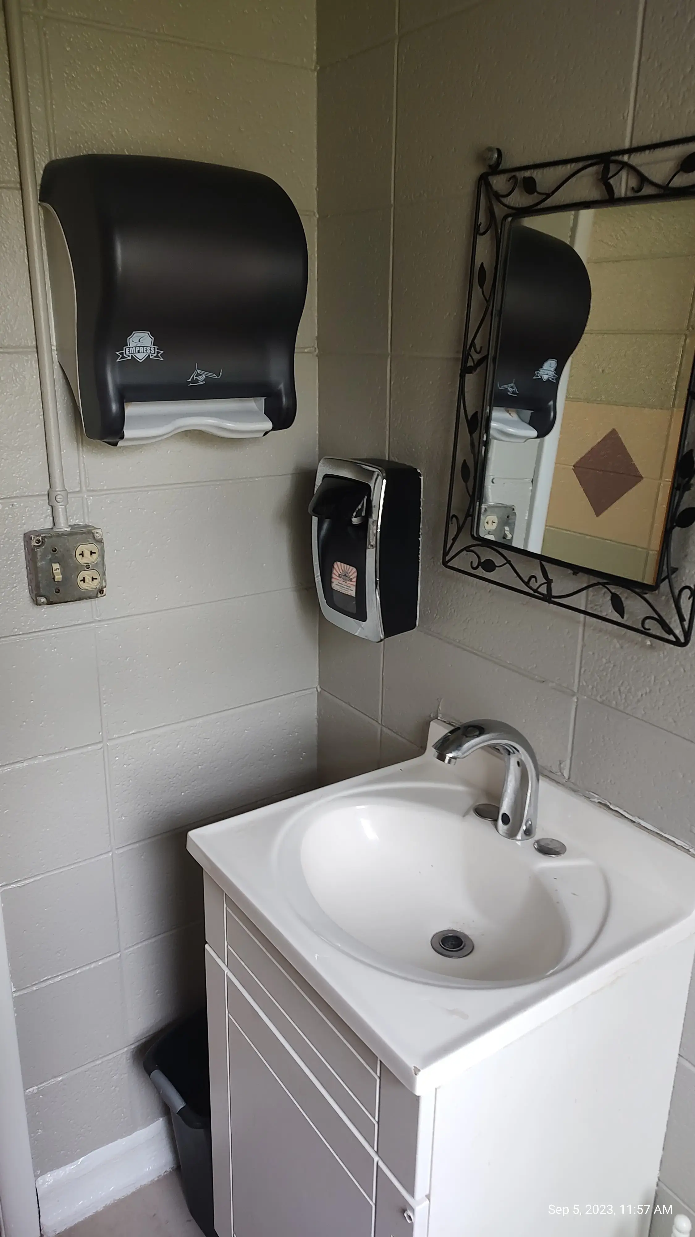 Coloma Laundromat thumbnail 11