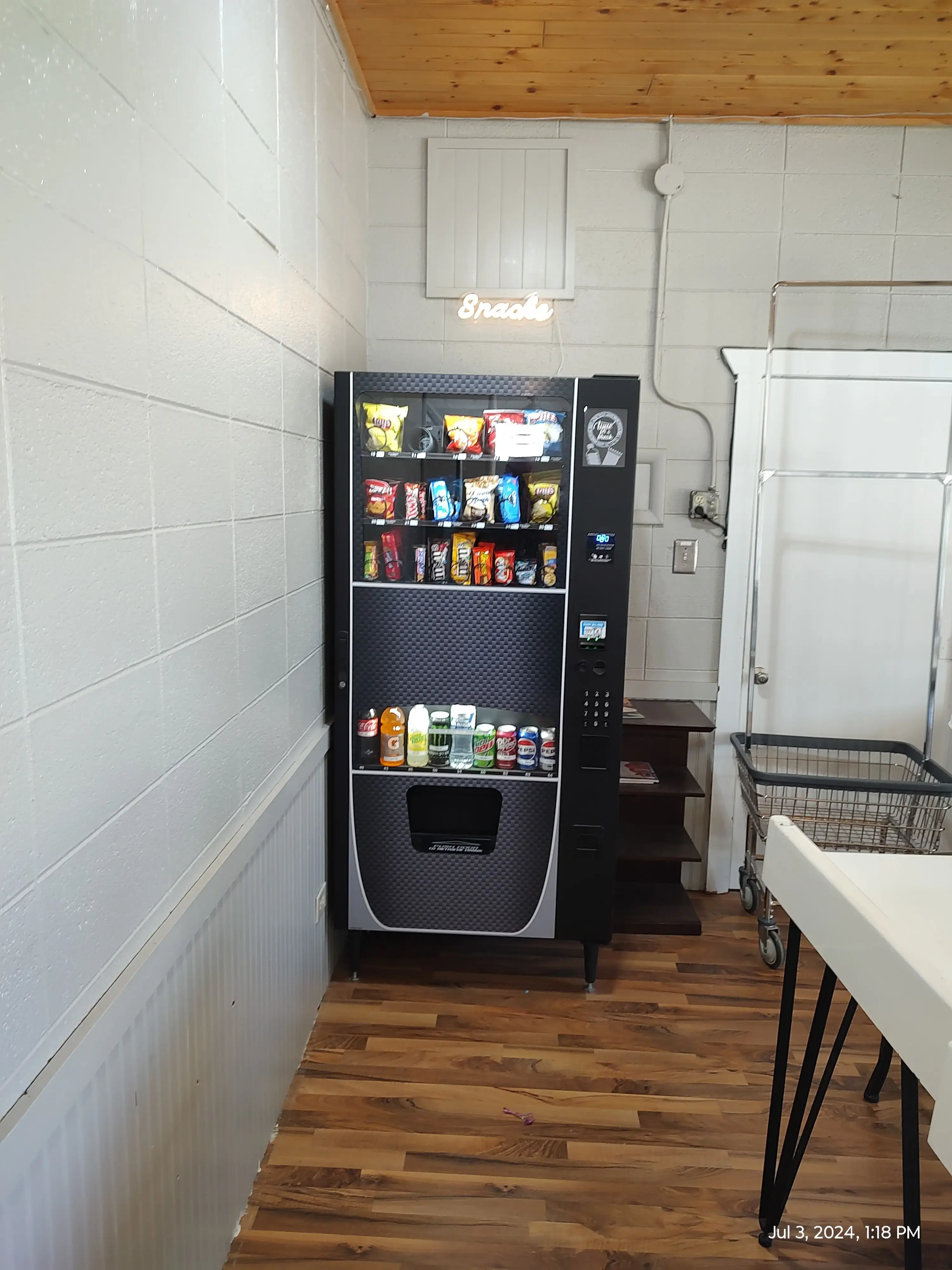 Coloma Laundromat - Image 12