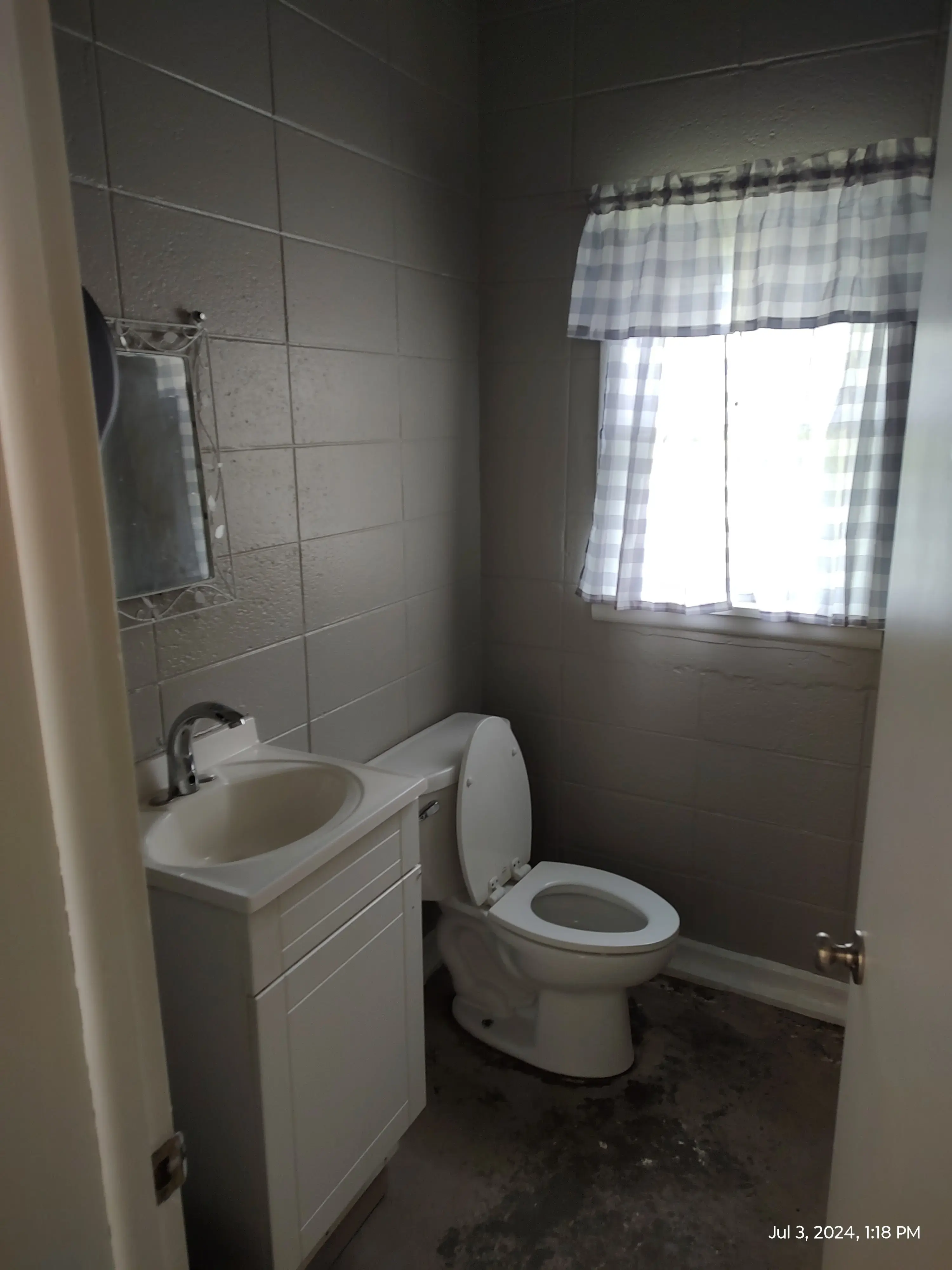 Coloma Laundromat - Image 17