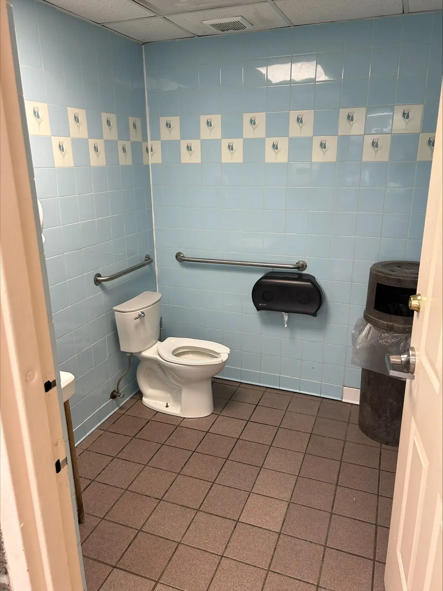 Colonial Laundromat - Image 8