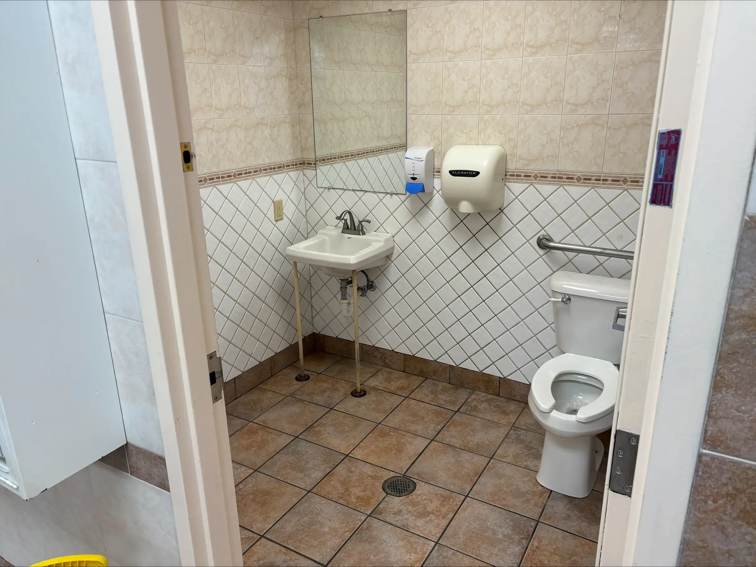 Colonial Laundromat - Image 16