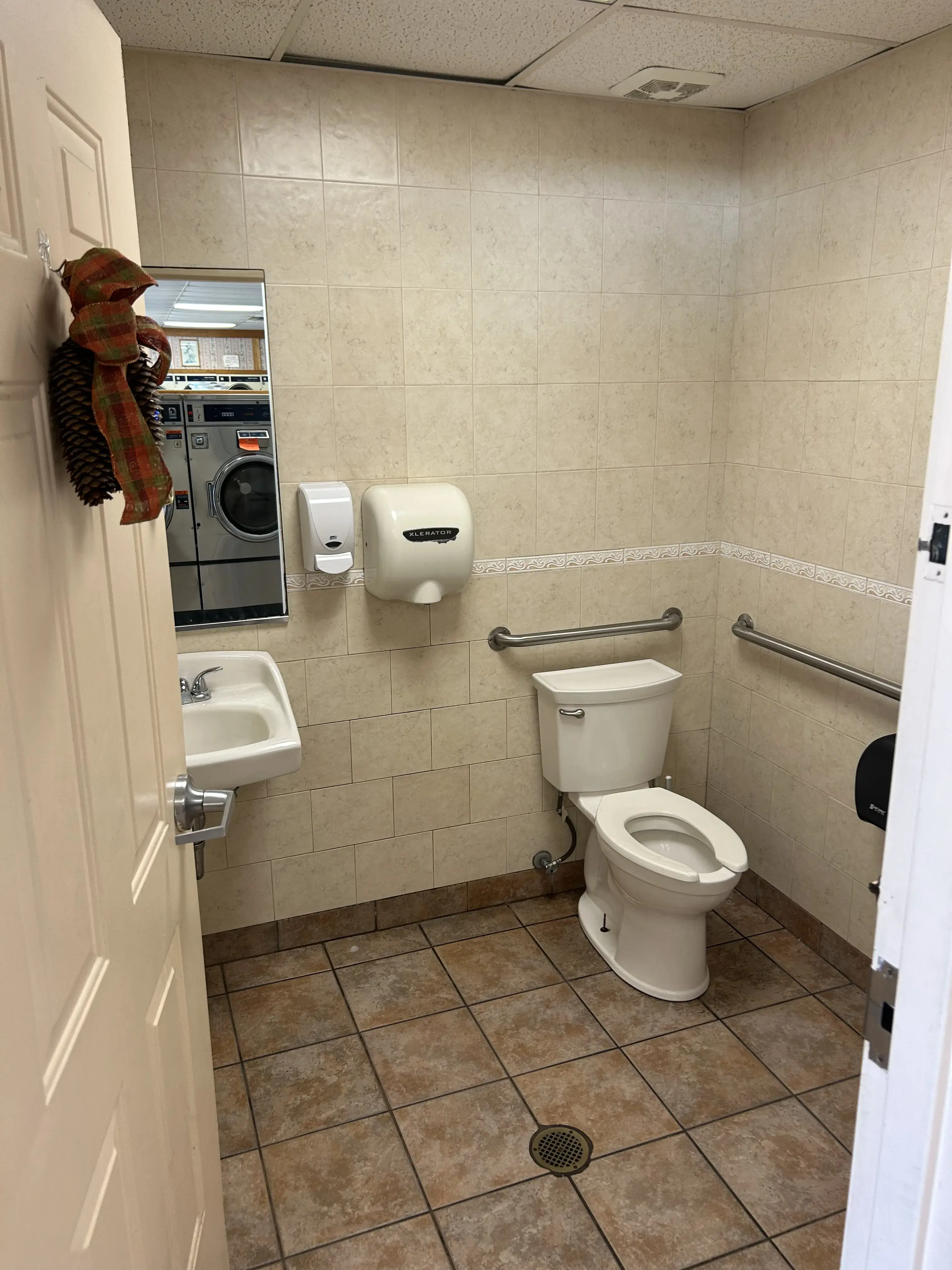 Colonial Laundromat - Image 6