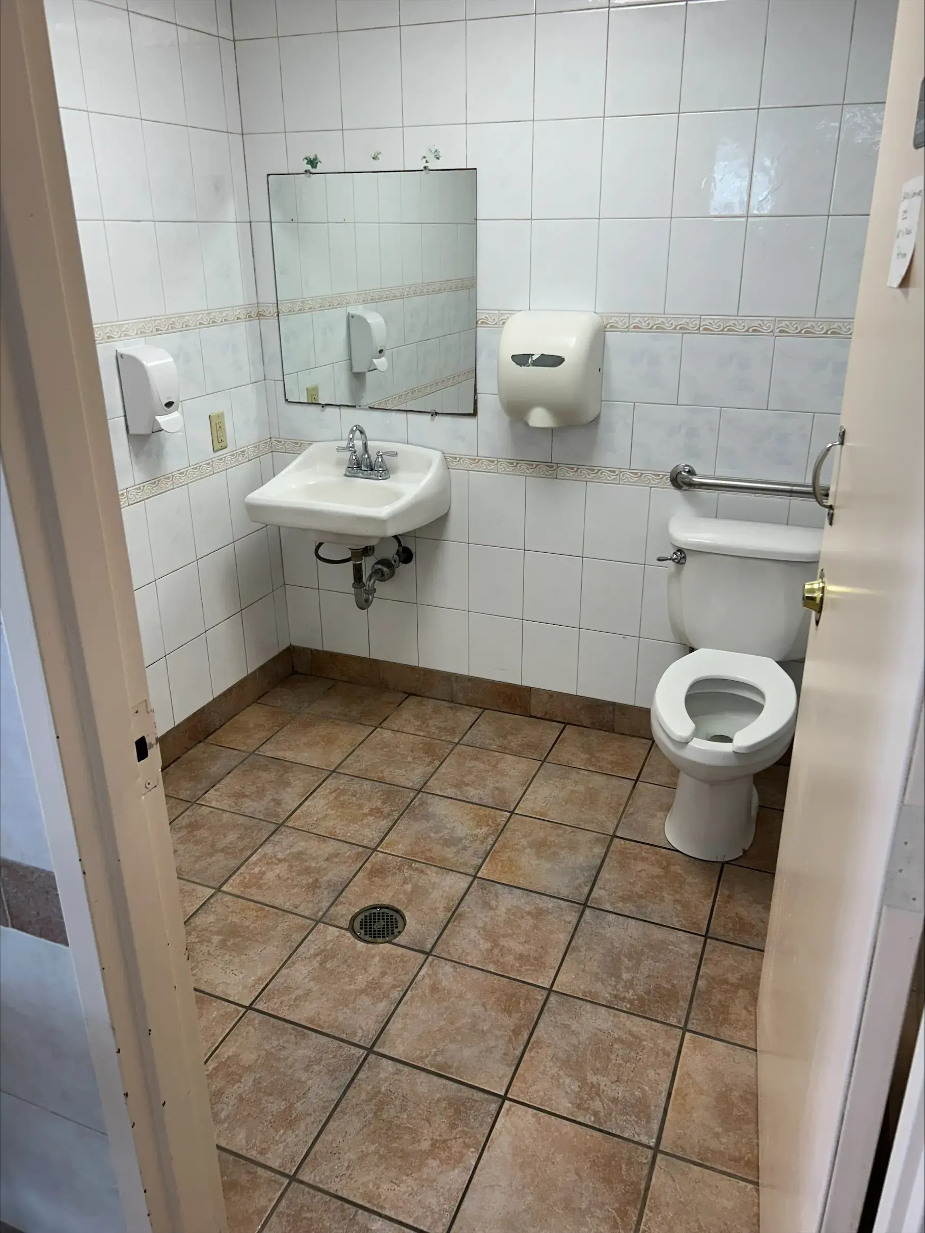 Colonial Laundromat - Image 19