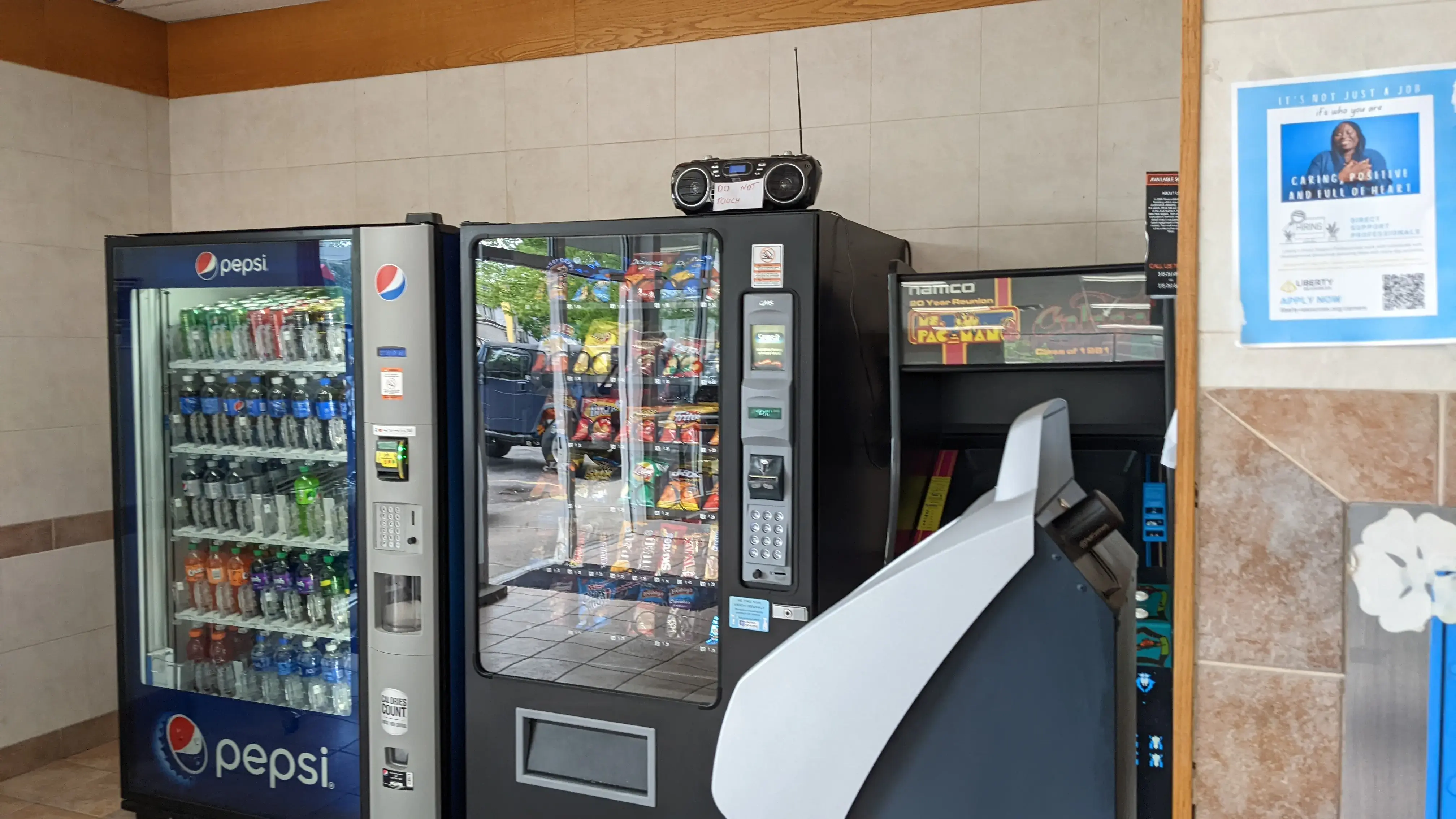 Colonial Laundromat - Image 8