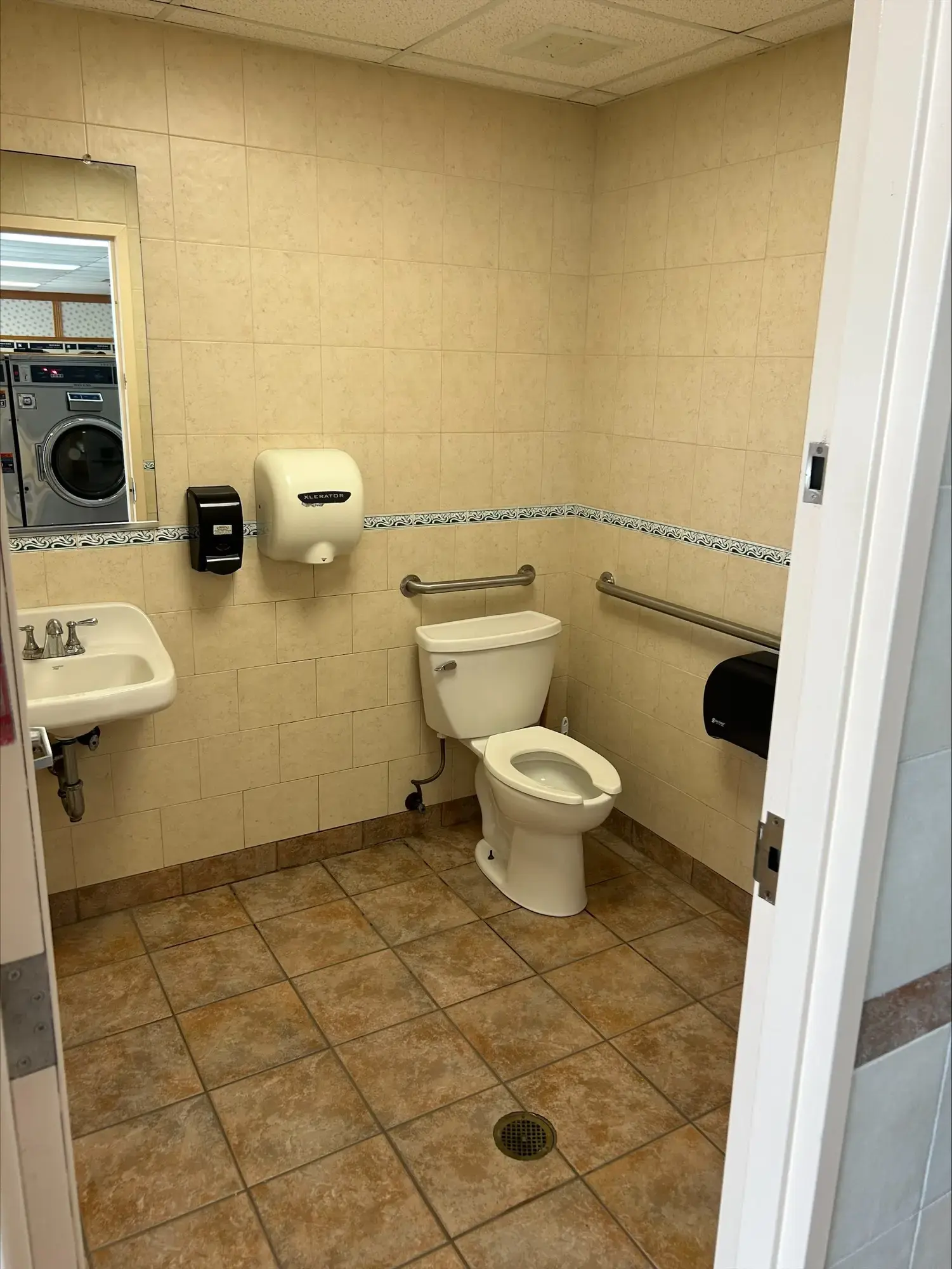 Colonial Laundromat - Image 10