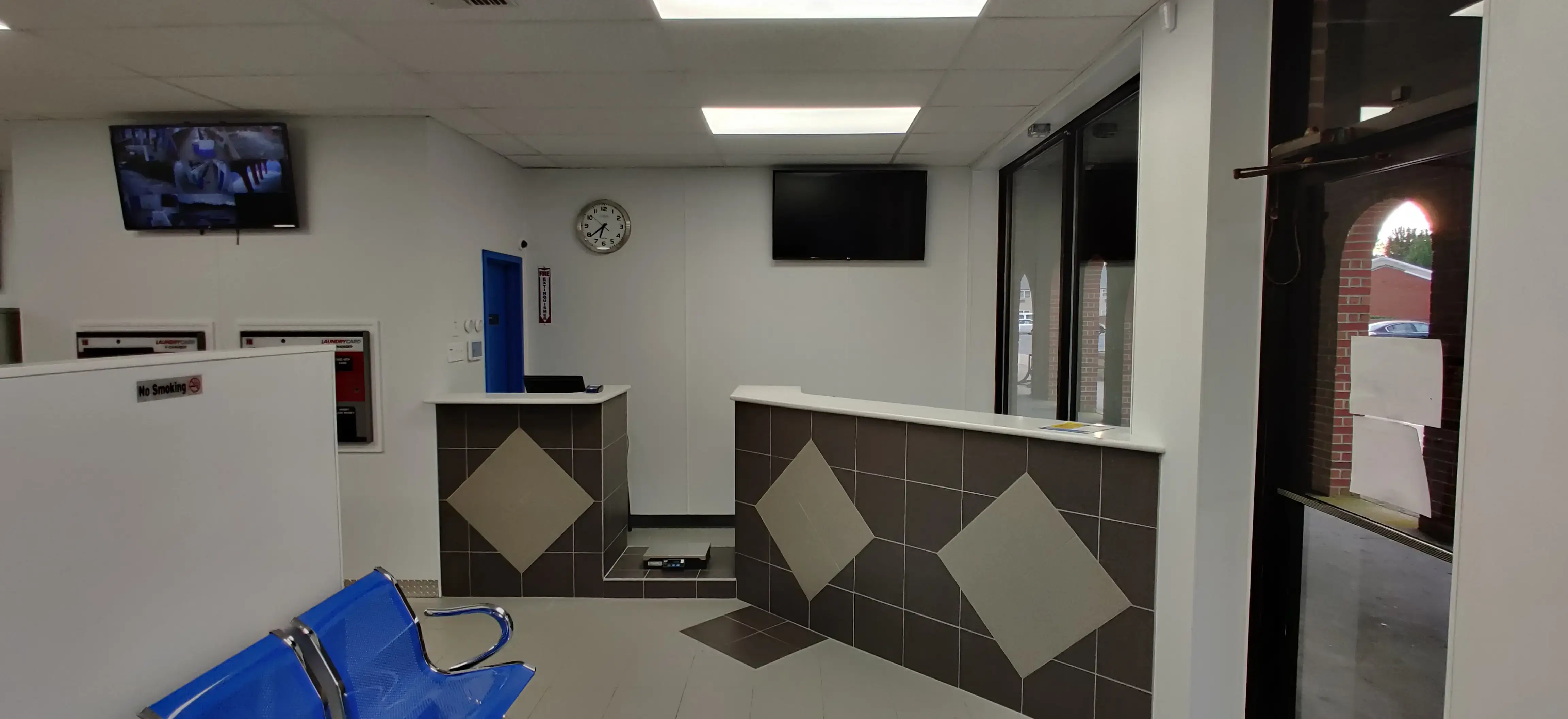 Colonial Springs Laundromat - Image 10