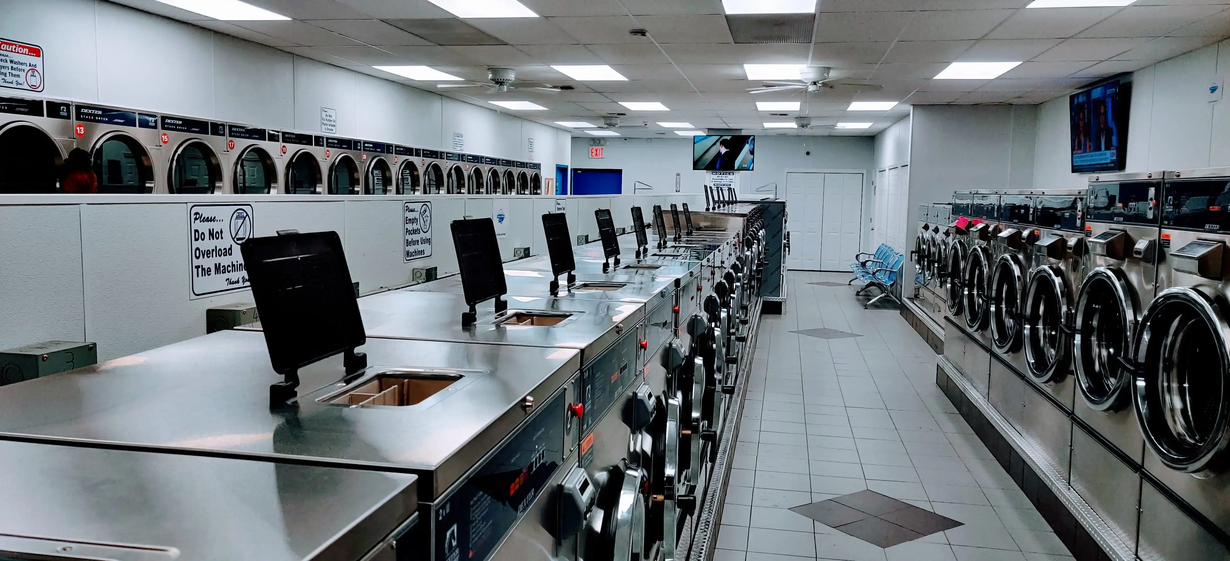 Colonial Springs Laundromat - Image 14