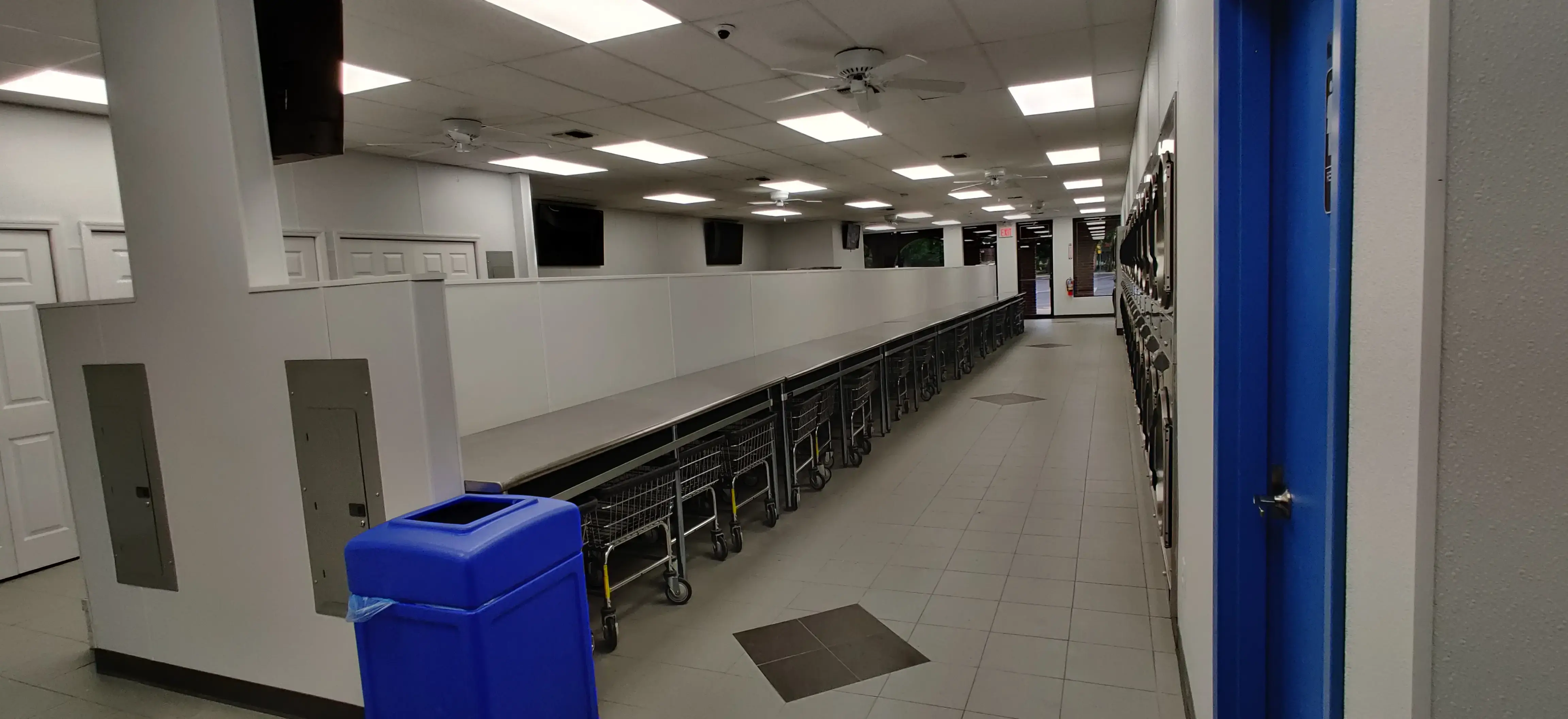 Colonial Springs Laundromat thumbnail 16