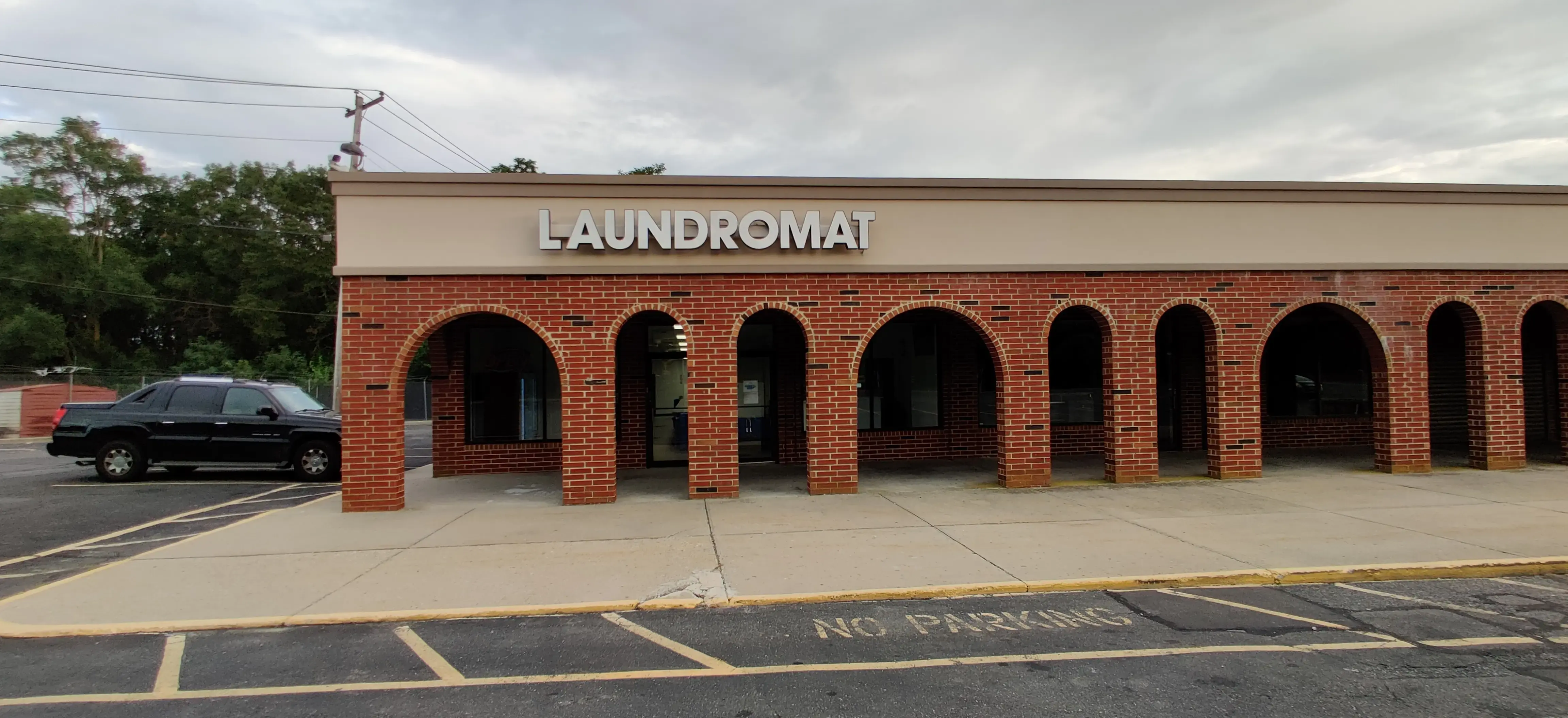 Colonial Springs Laundromat - Image 3