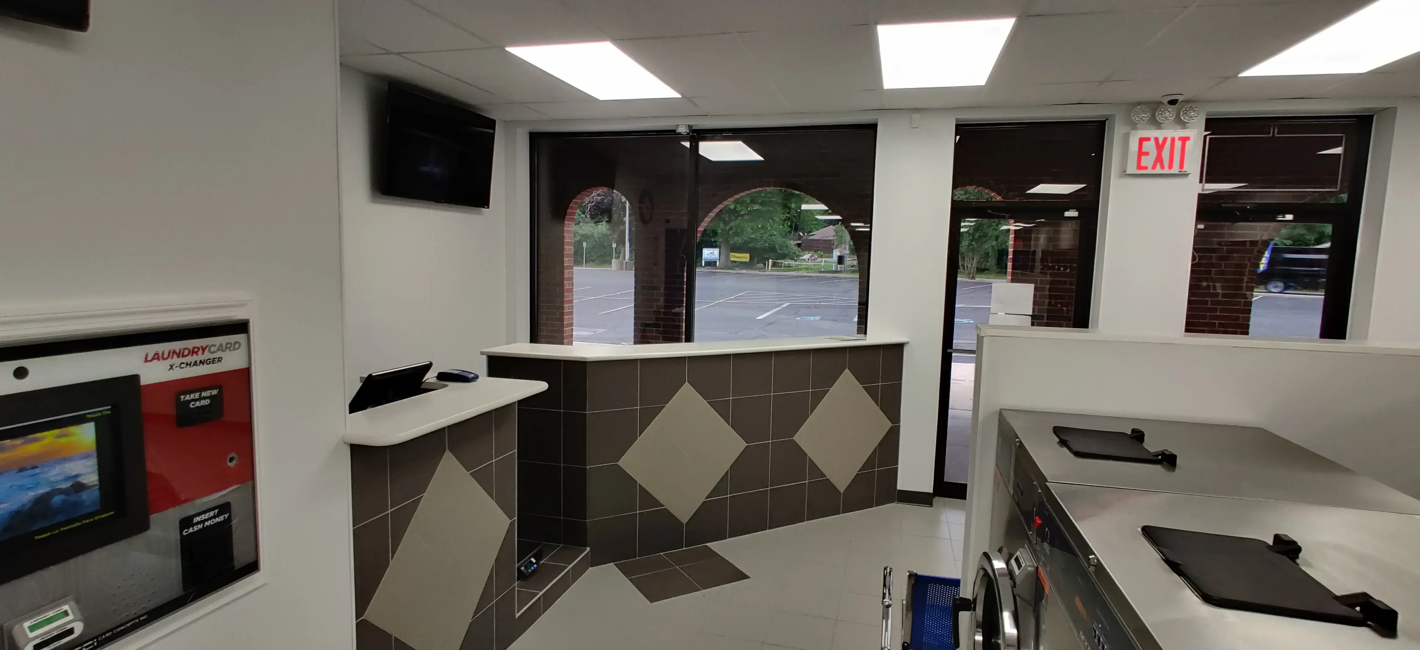 Colonial Springs Laundromat thumbnail 9