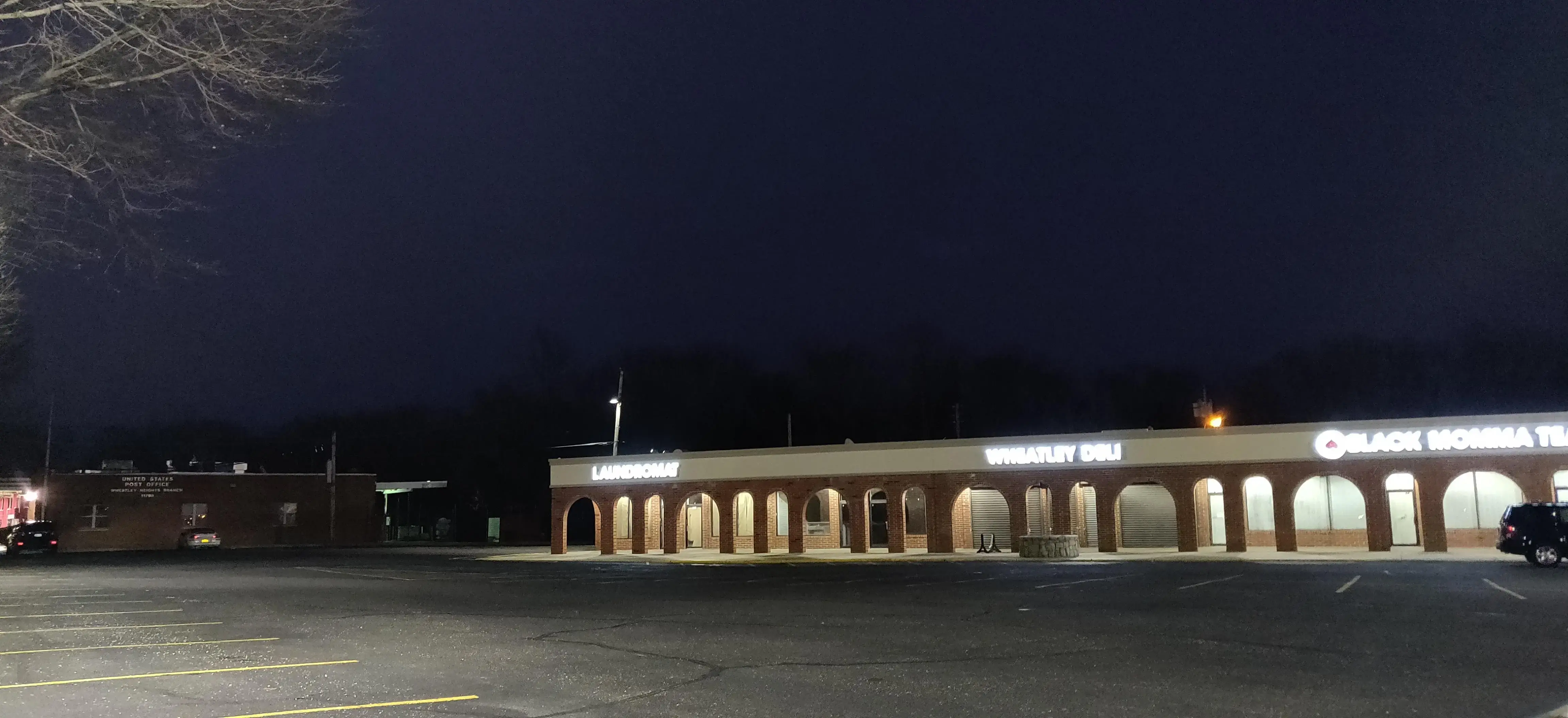 Colonial Springs Laundromat - Image 15