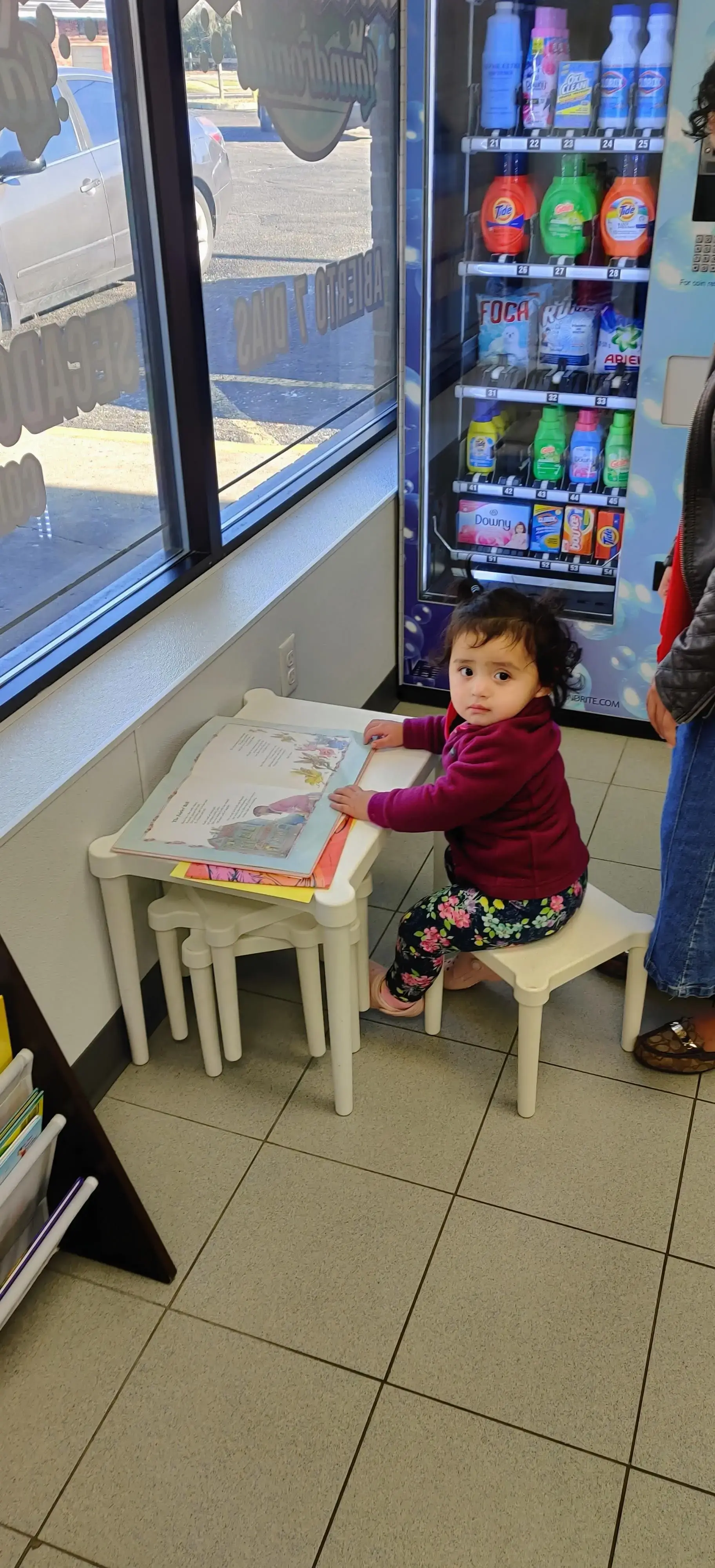 Colonial Springs Laundromat - Image 12