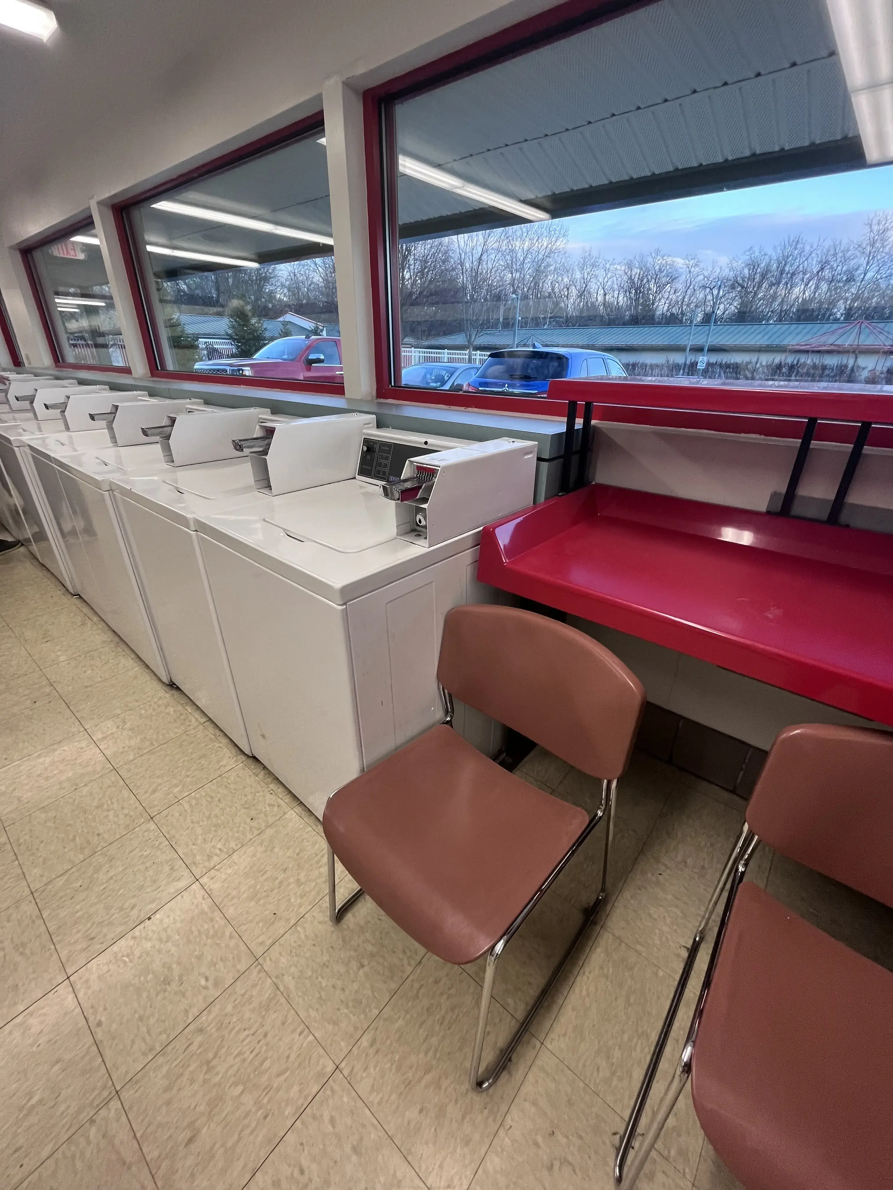 Colonie Laundromat - Image 10