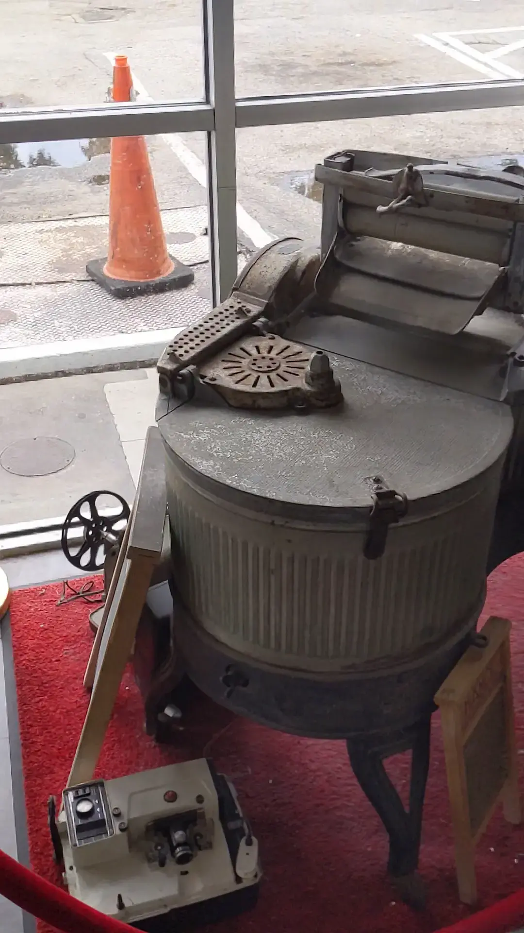 Commercial Blvd Coin Laundry - Image 17