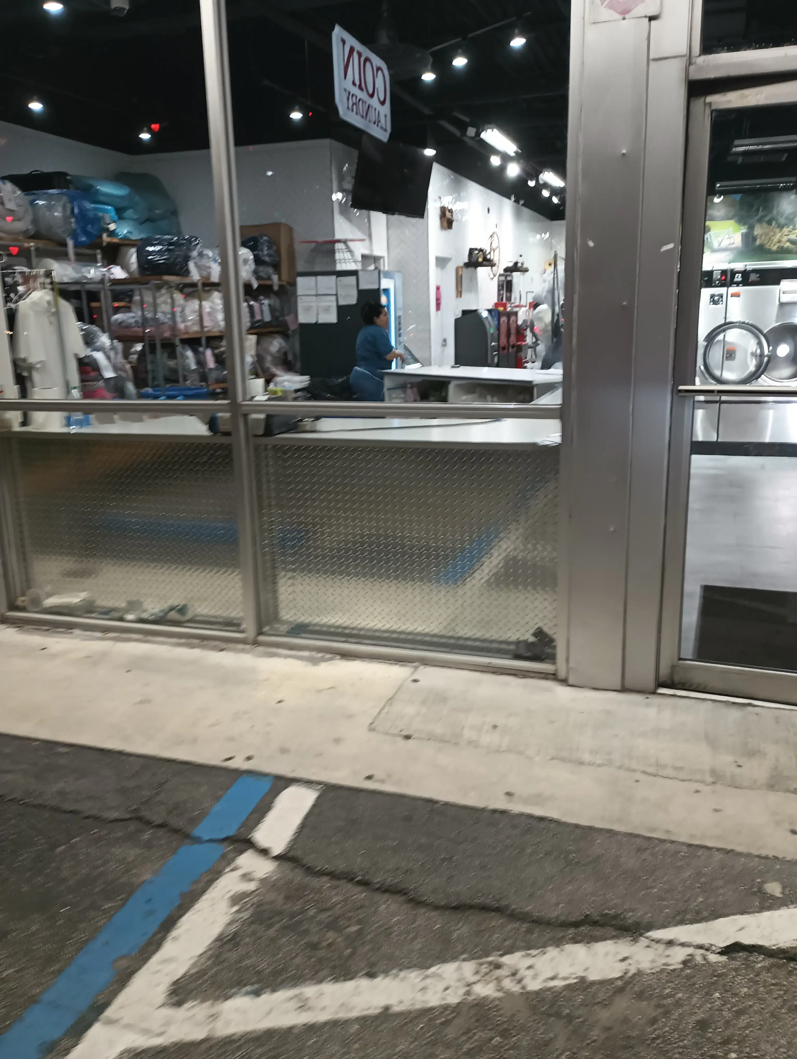 Commercial Blvd Coin Laundry - Image 15