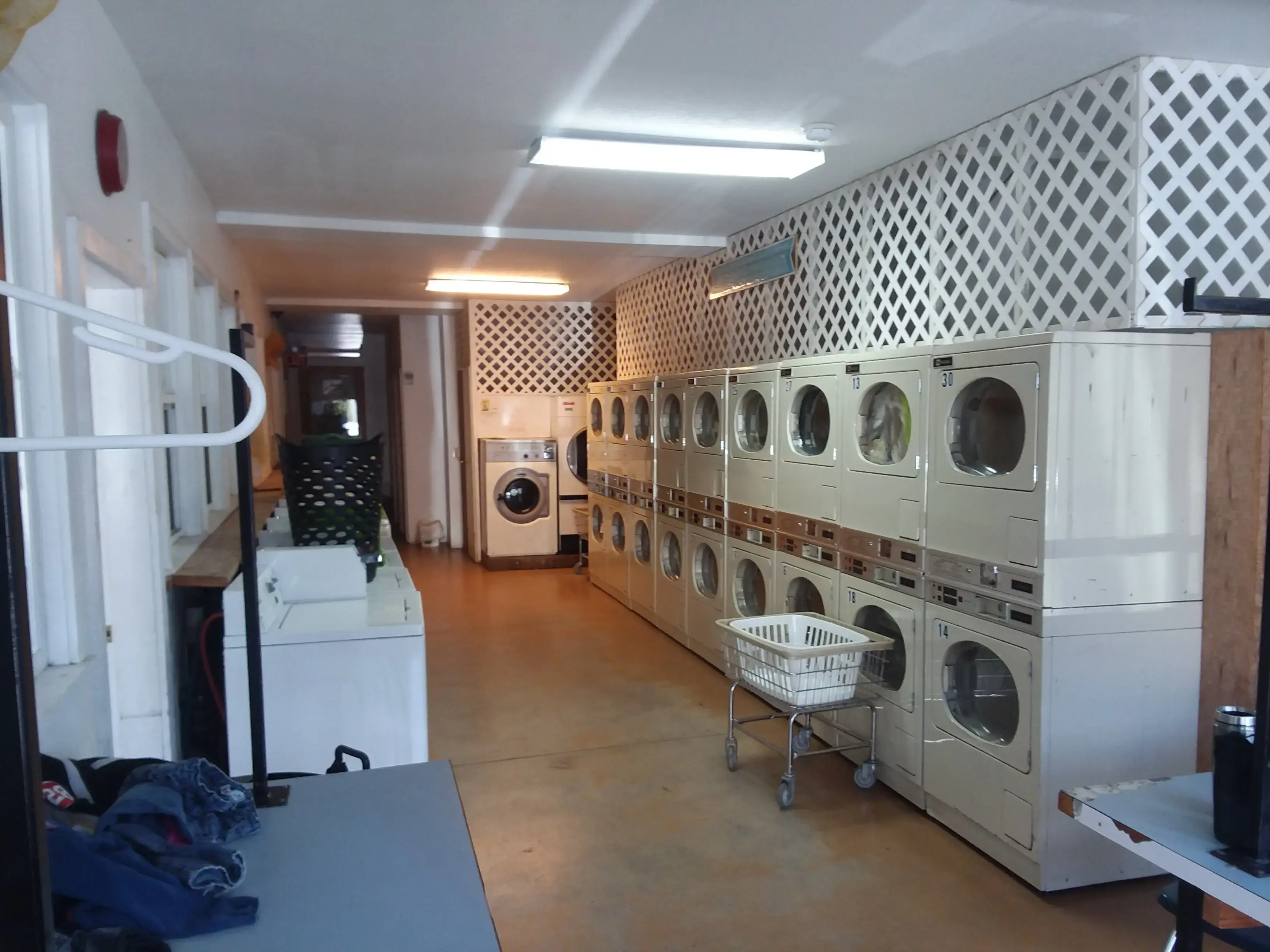 Concrete Laundromat thumbnail 1