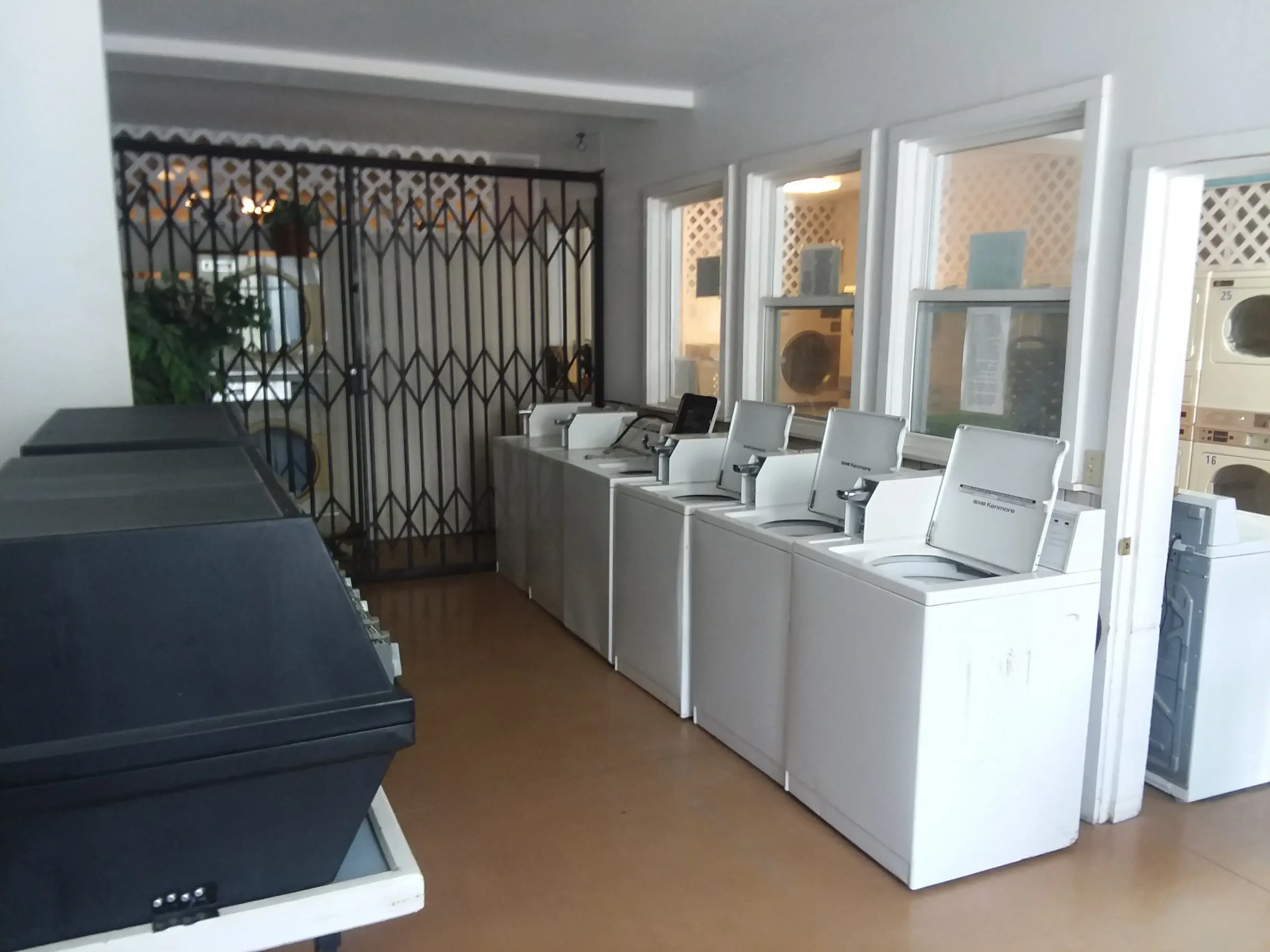 Concrete Laundromat thumbnail 10