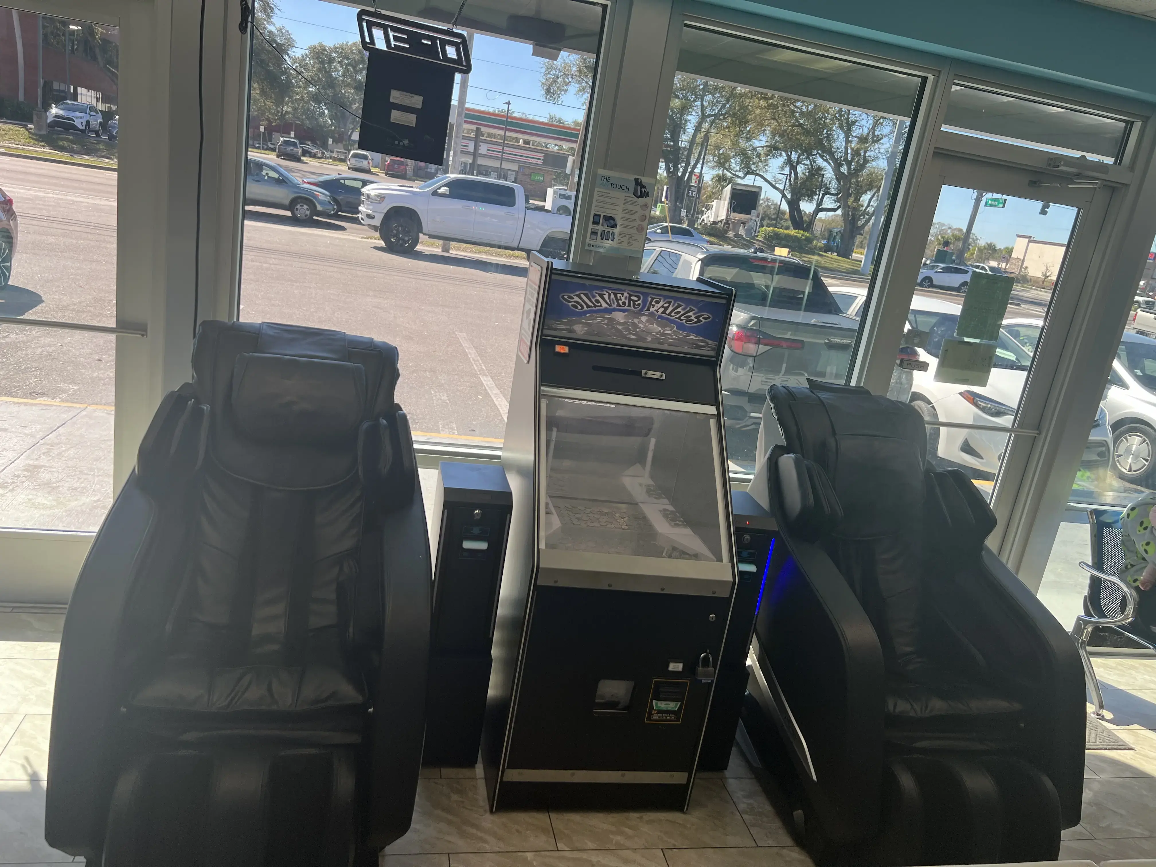 Condes Laundromat - Image 13