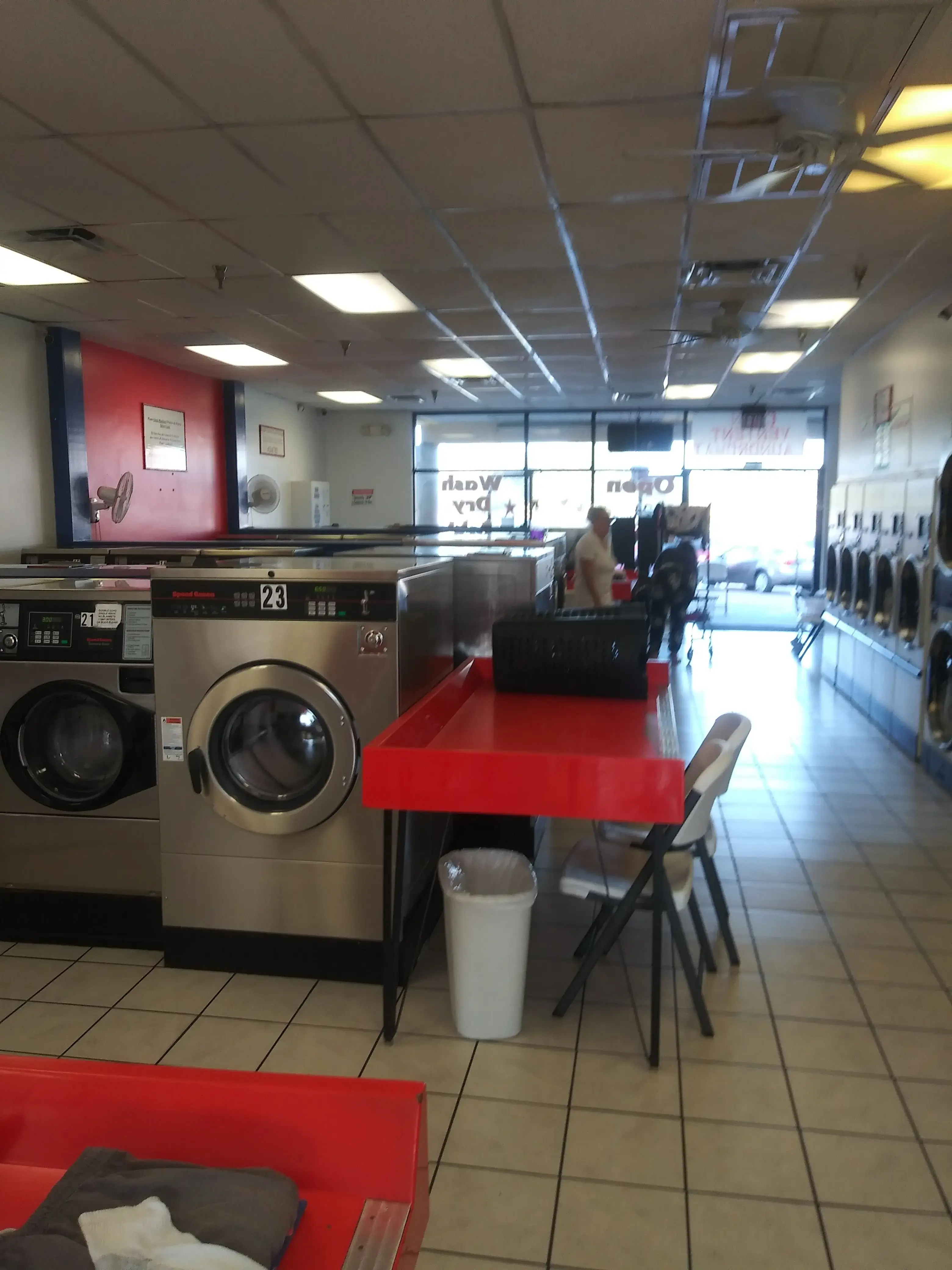 Convenient Laundromat thumbnail 8