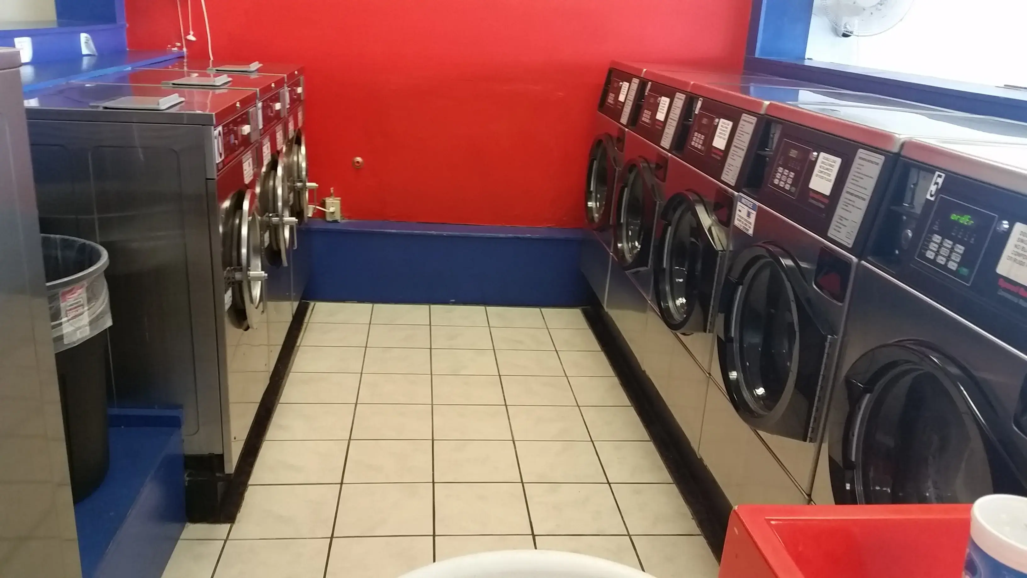 Convenient Laundromat thumbnail 12