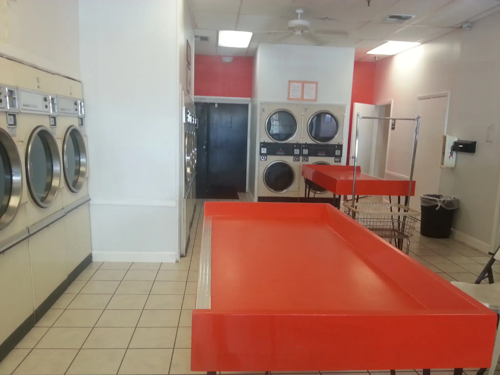 Convenient Laundromat thumbnail 5