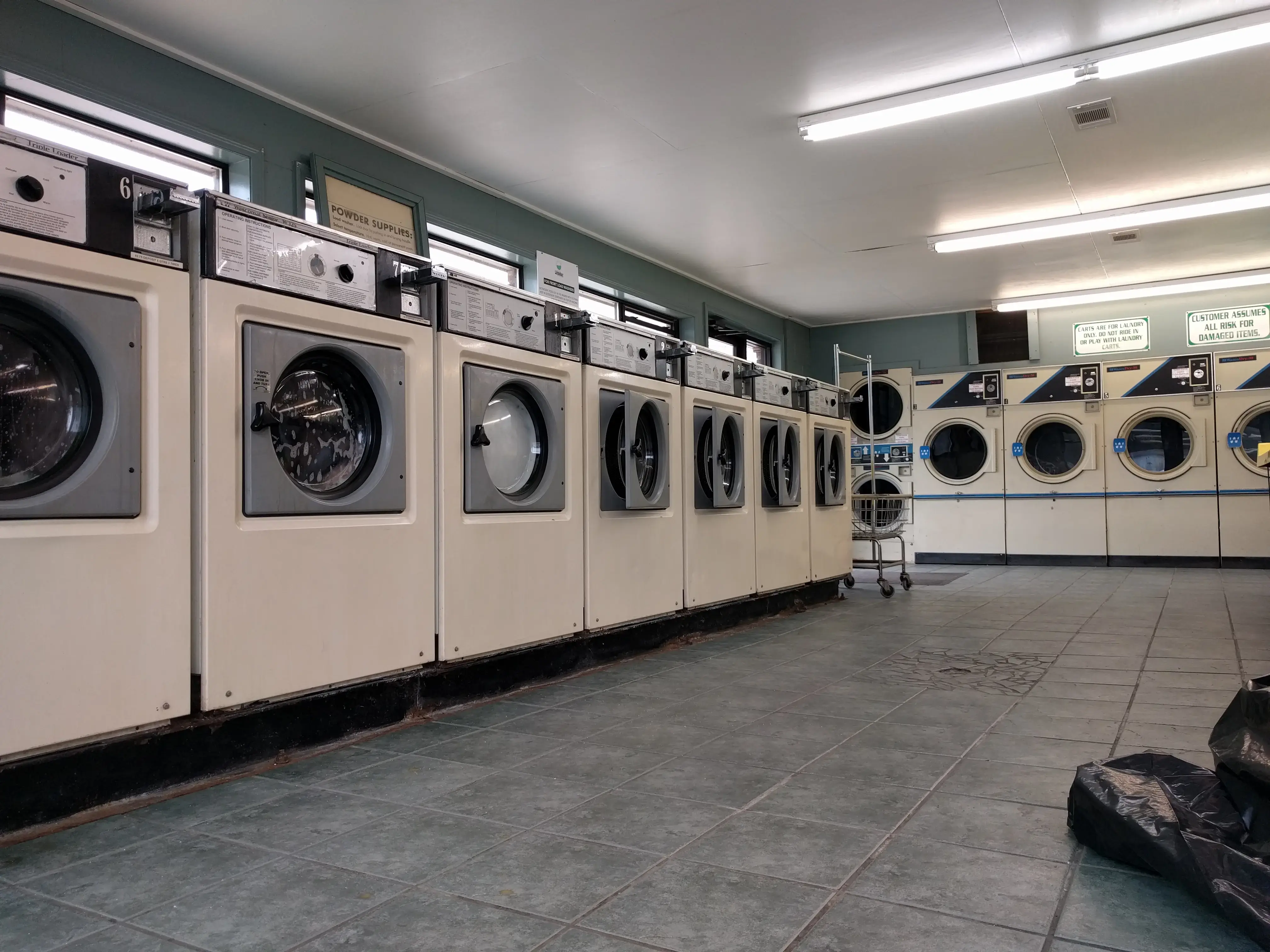 Country Club Laundromat - Image 14
