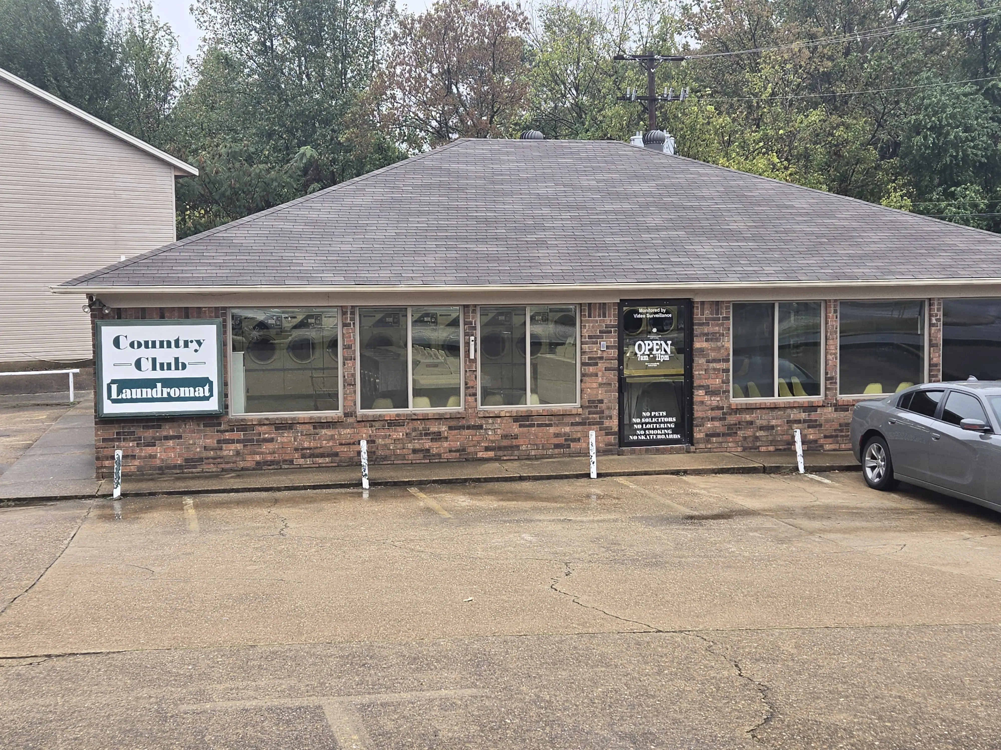 Country Club Laundromat - Image 12