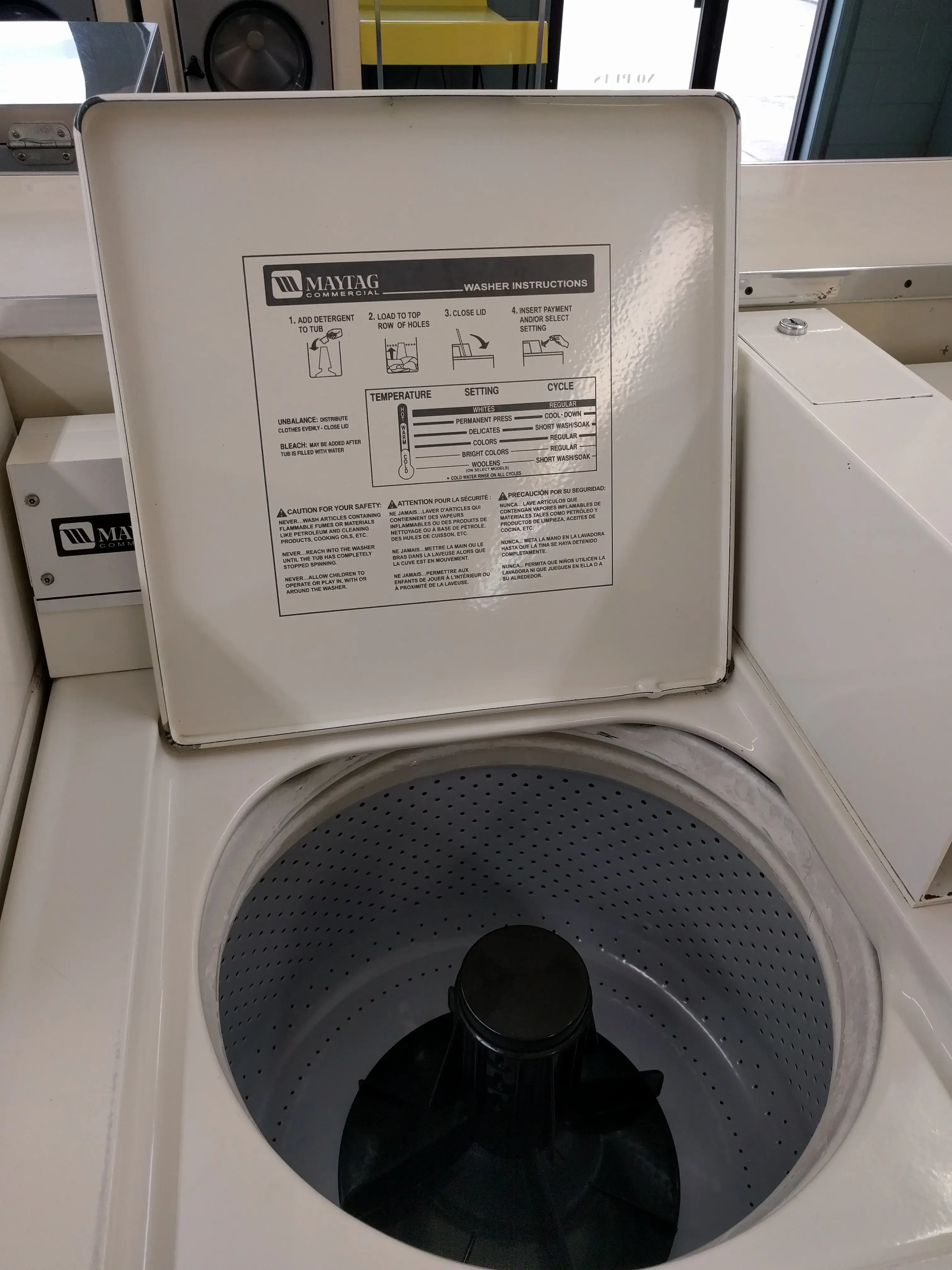 Country Club Laundromat - Image 10