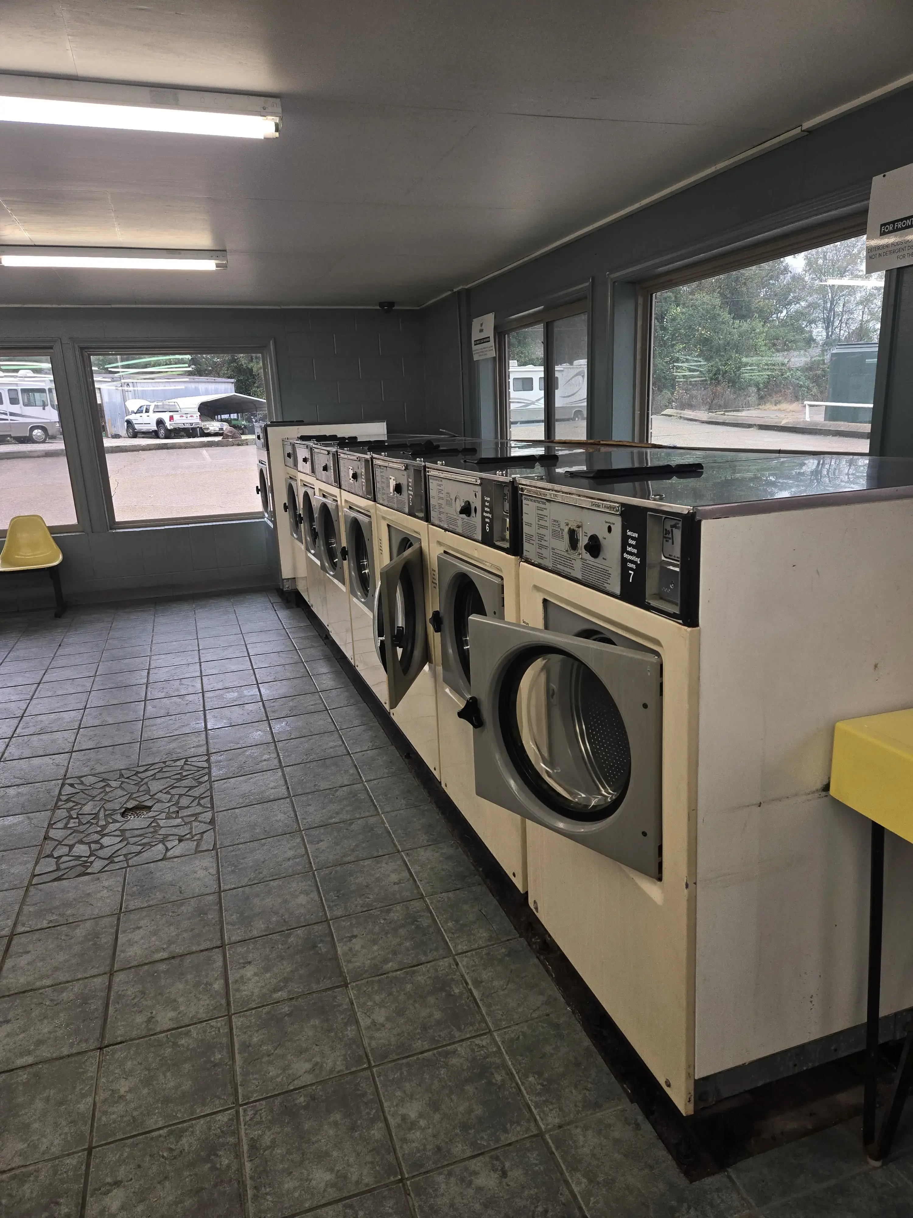 Country Club Laundromat thumbnail 3