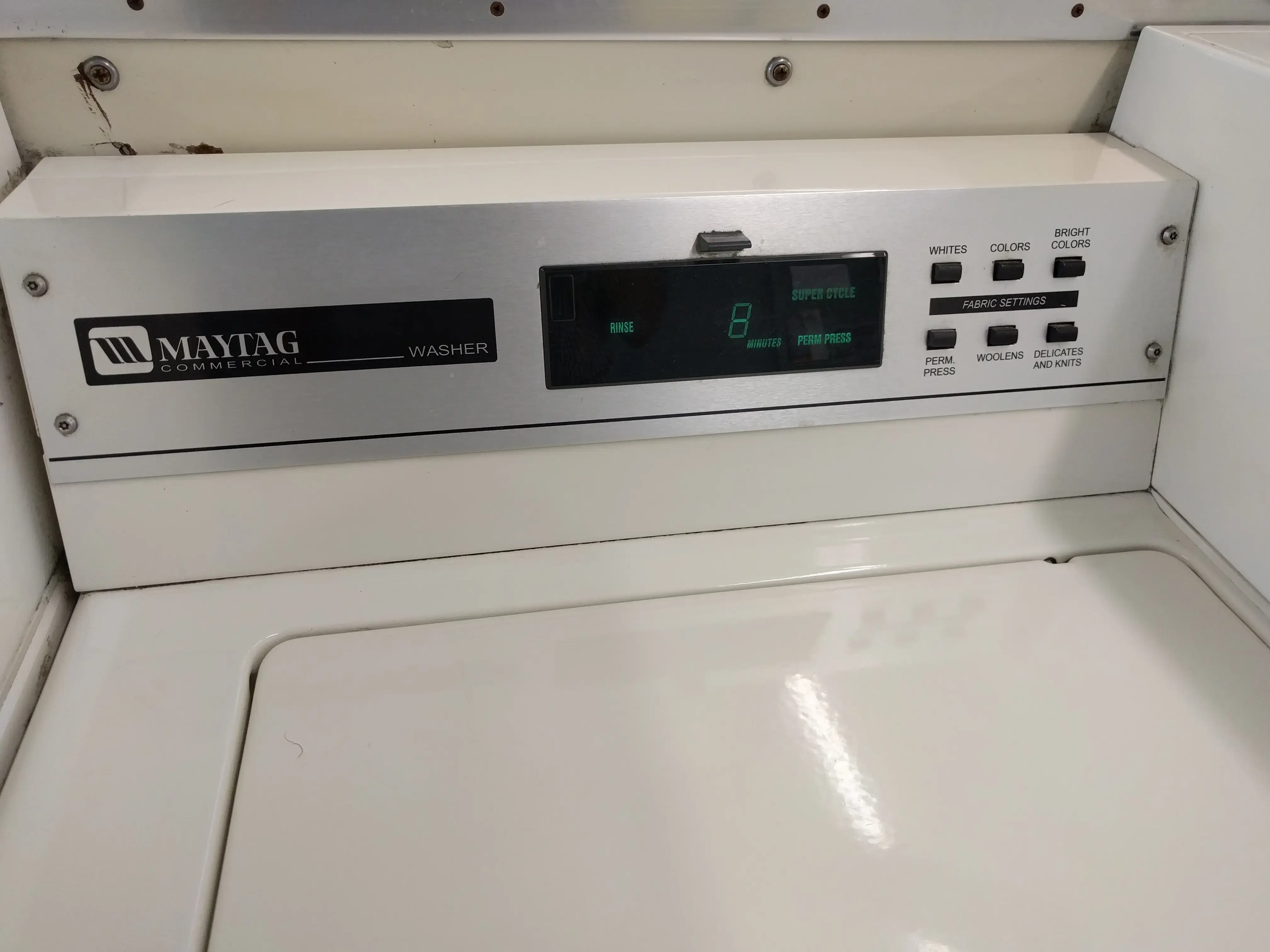 Country Club Laundromat - Image 13