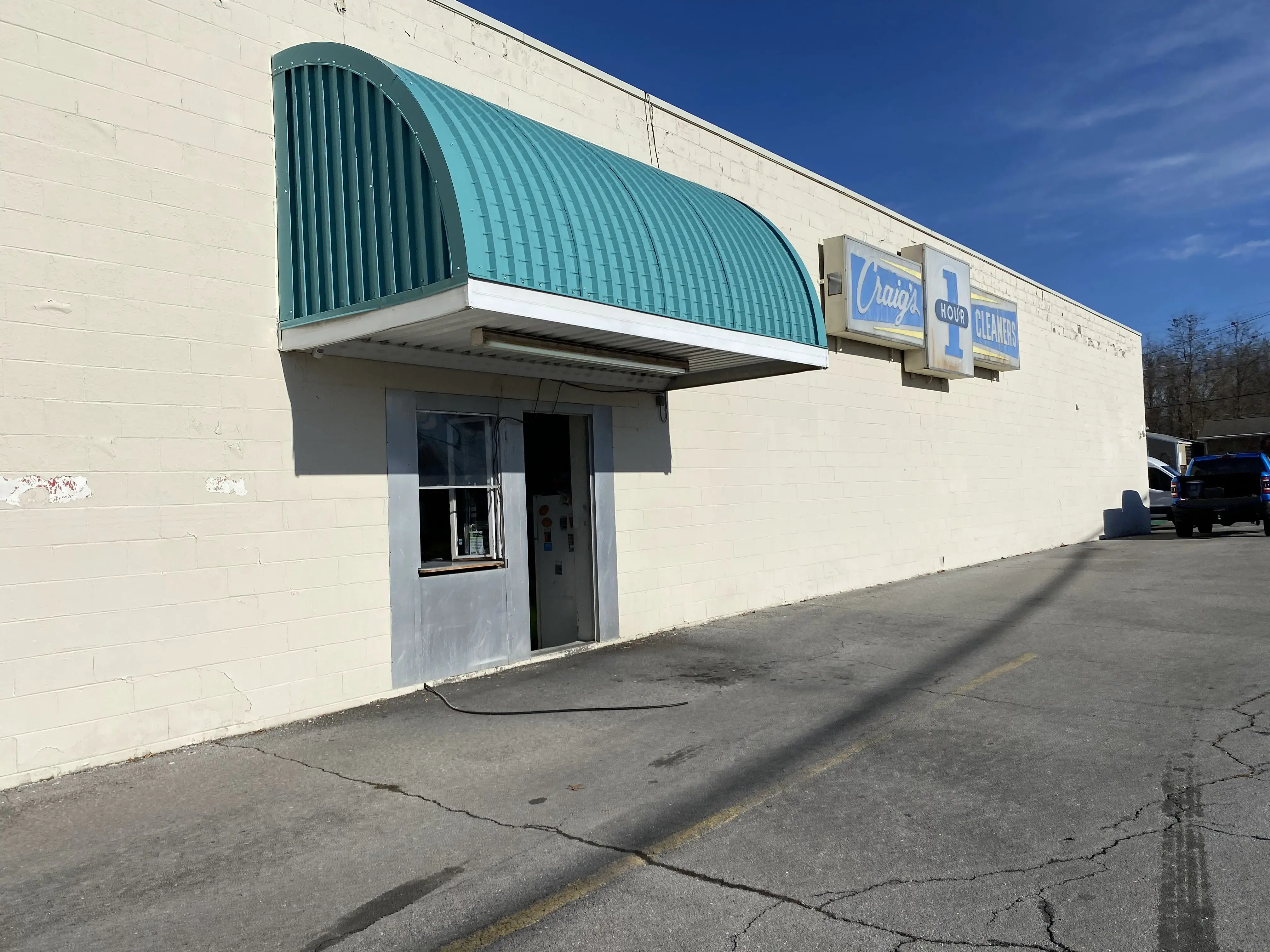 Craig's One Hour Dry Cleaners - Image 3
