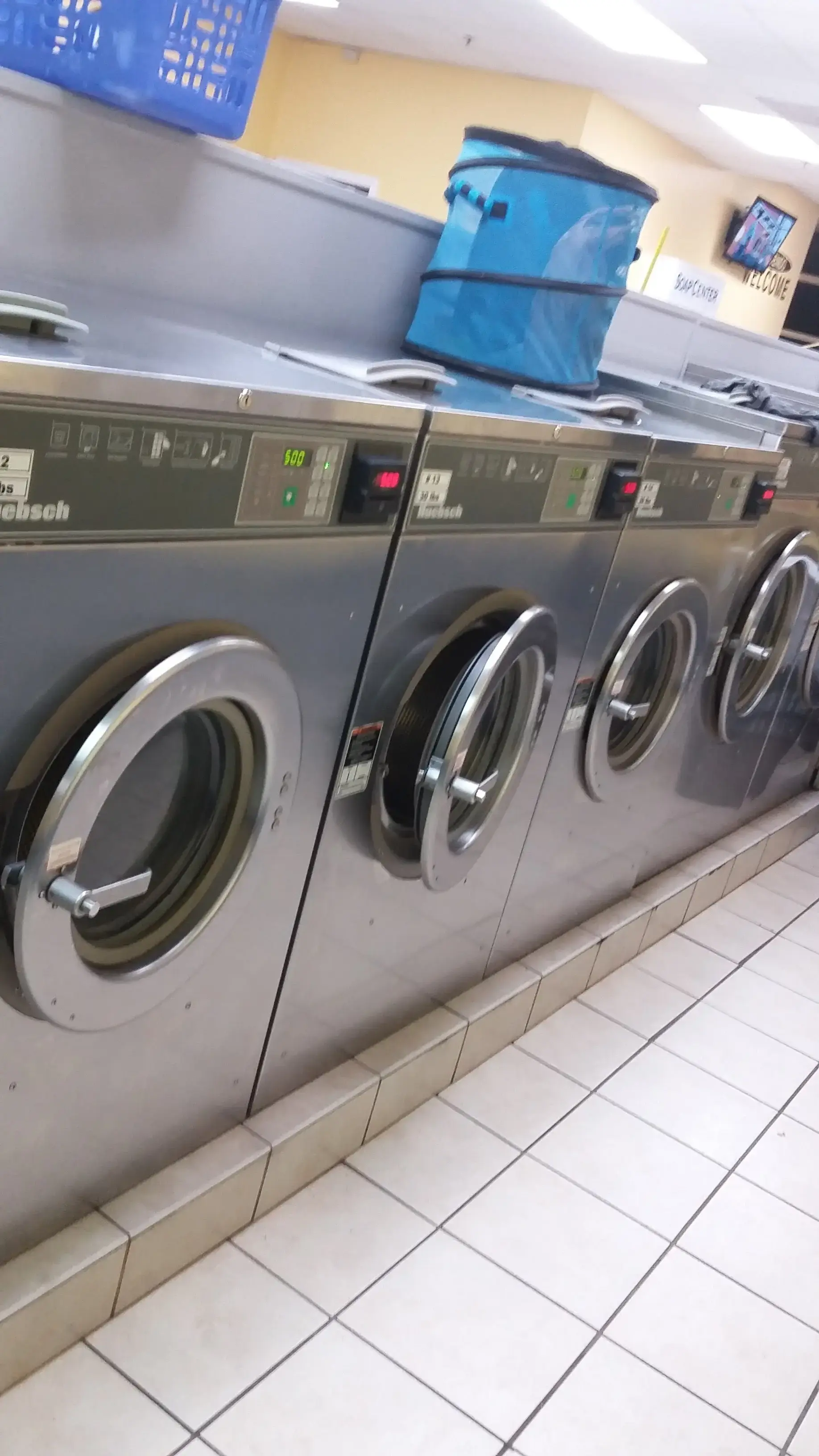 Crescent Laundromat - Image 13