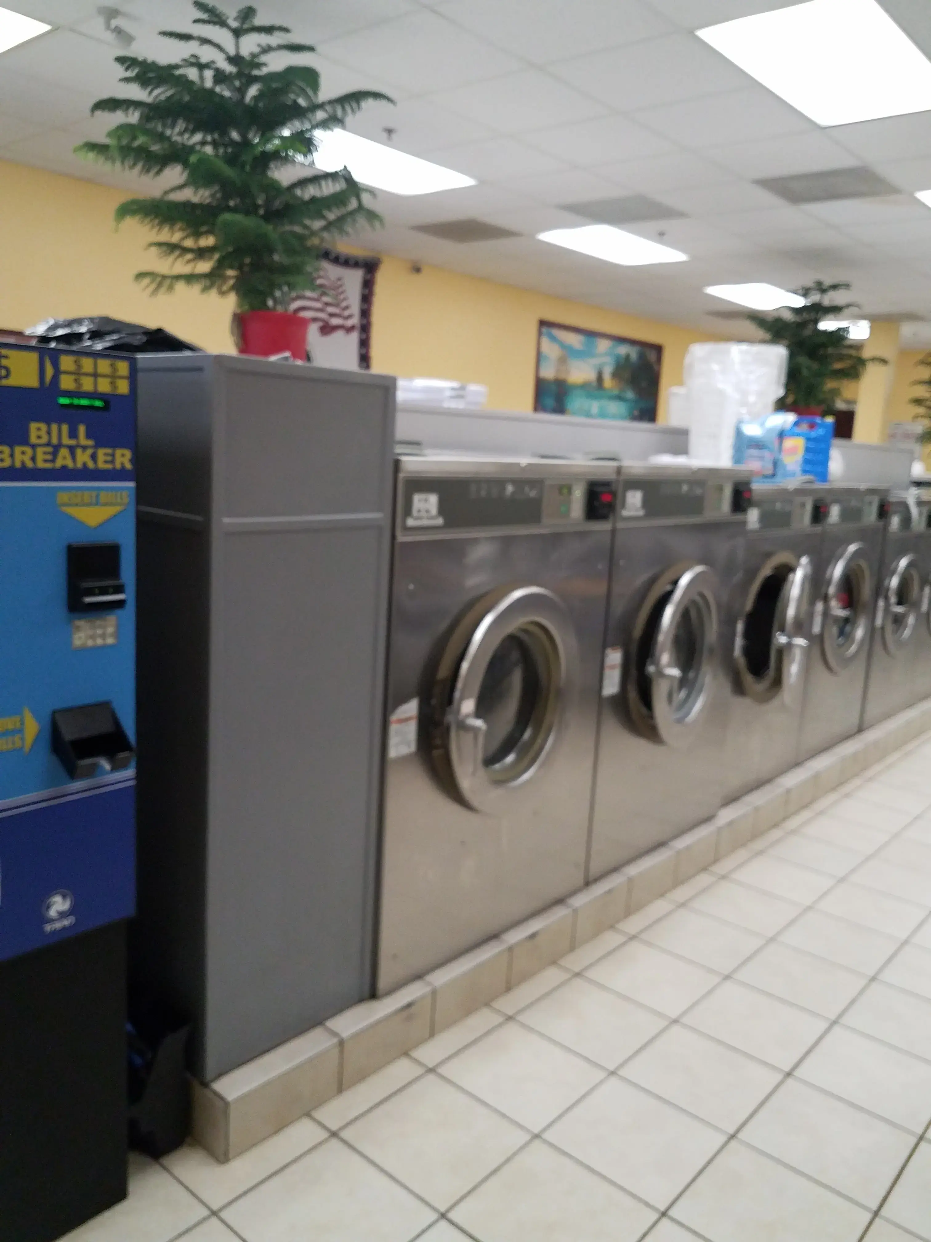 Crescent Laundromat thumbnail 15