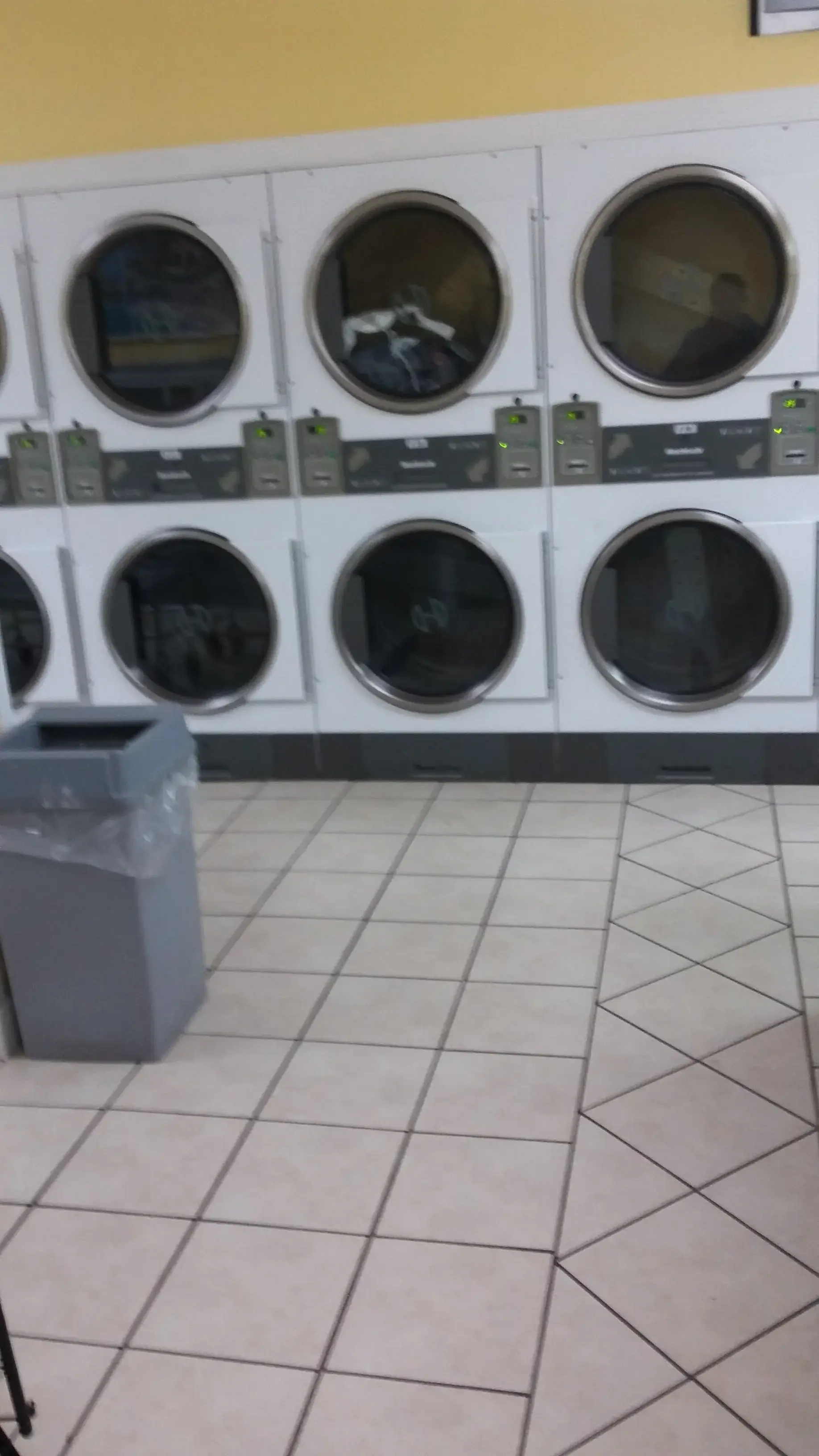 Crescent Laundromat - Image 12