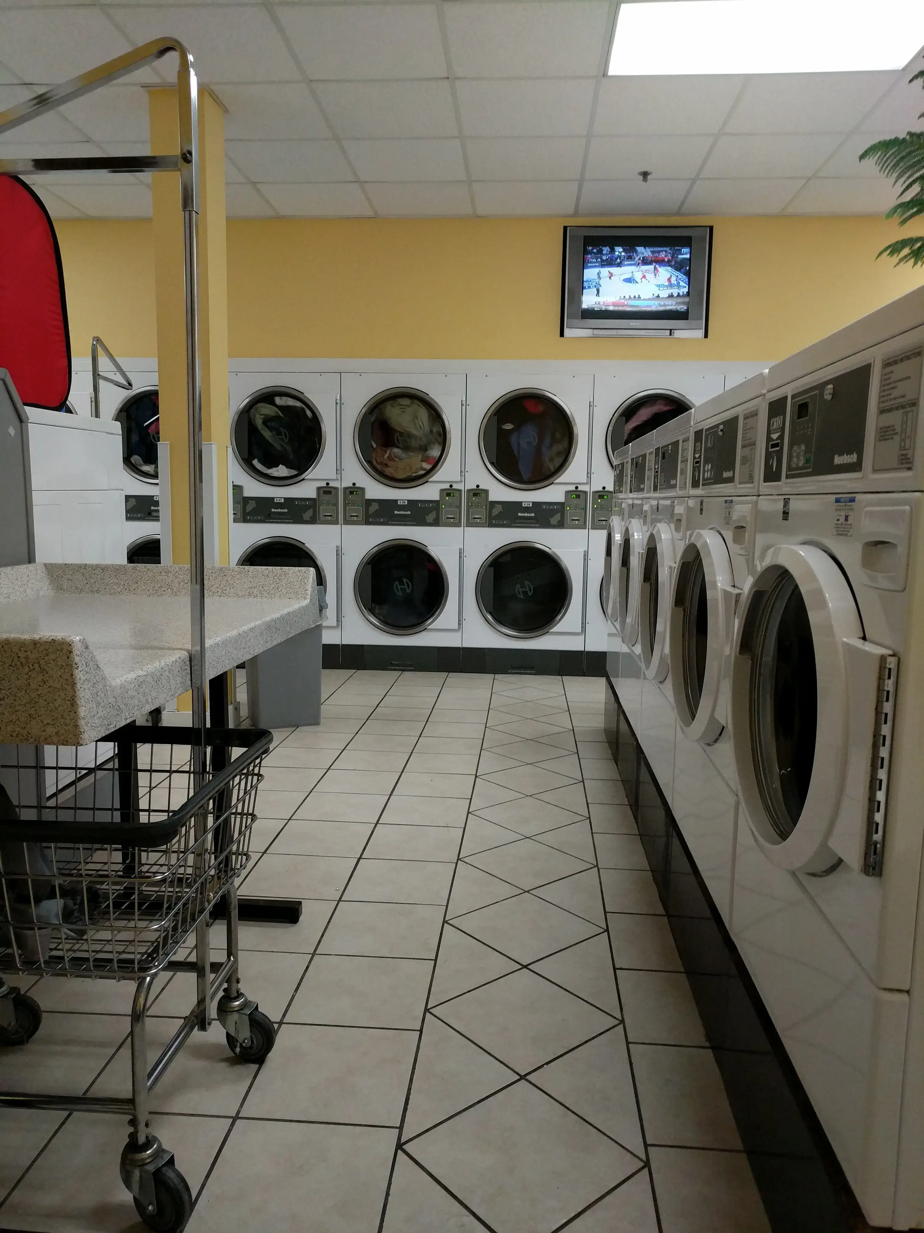 Crescent Laundromat - Image 19
