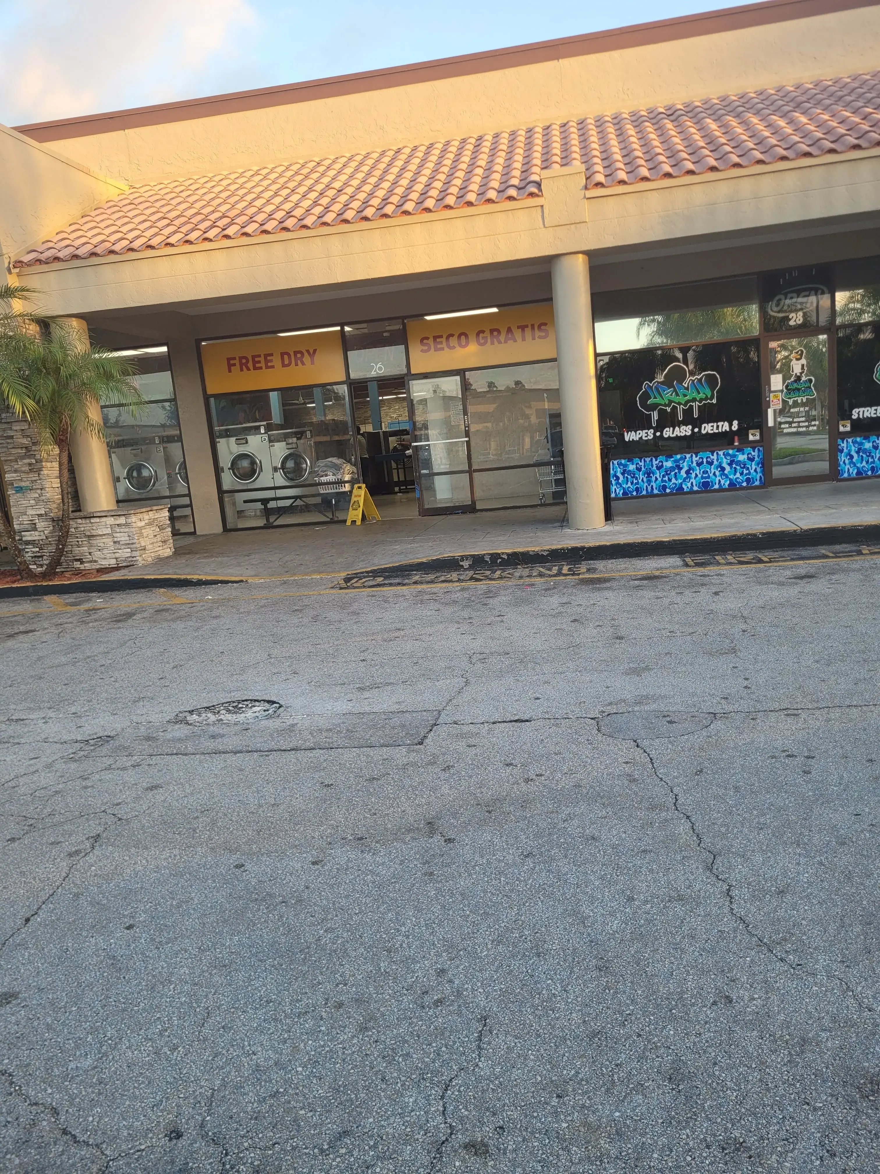 Cresthaven Coin Laundry thumbnail 14