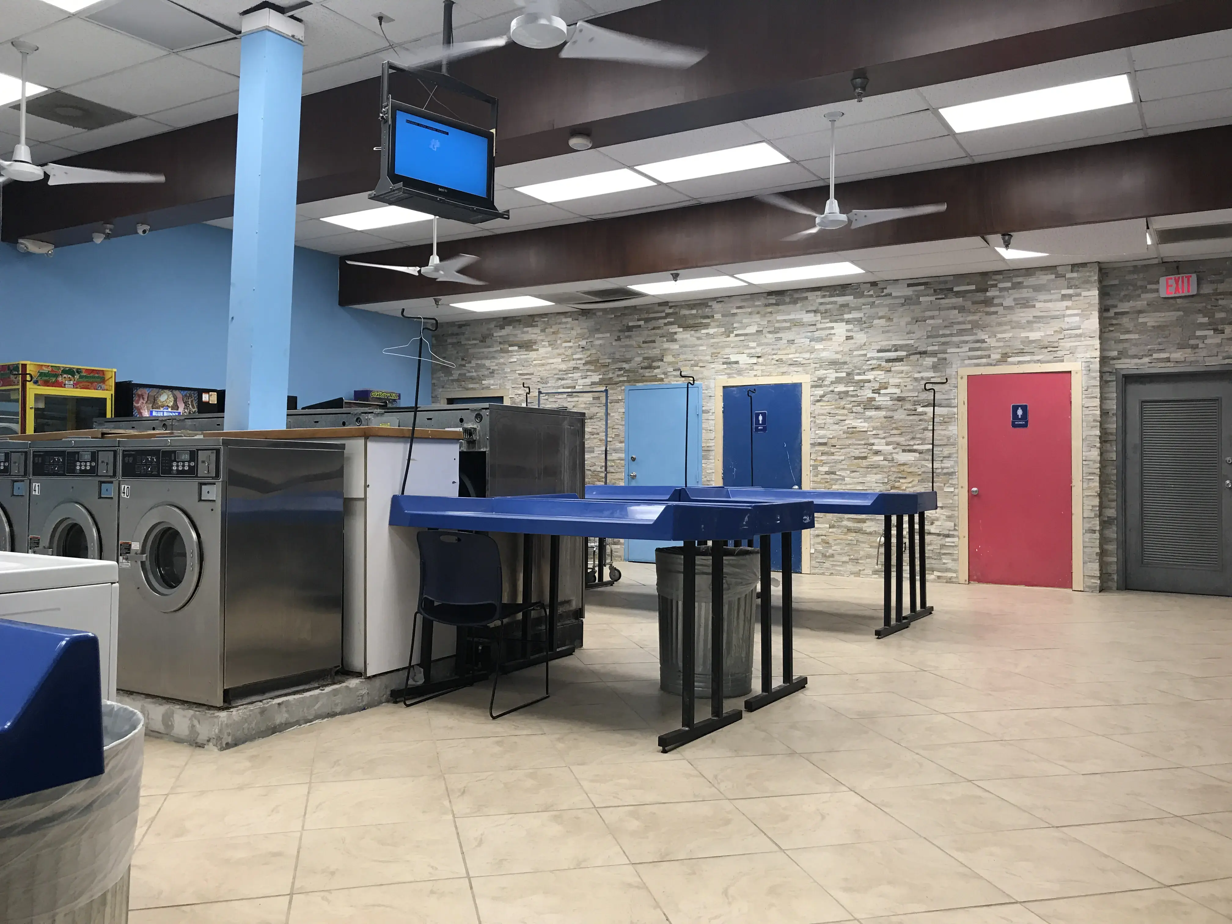 Cresthaven Coin Laundry thumbnail 3