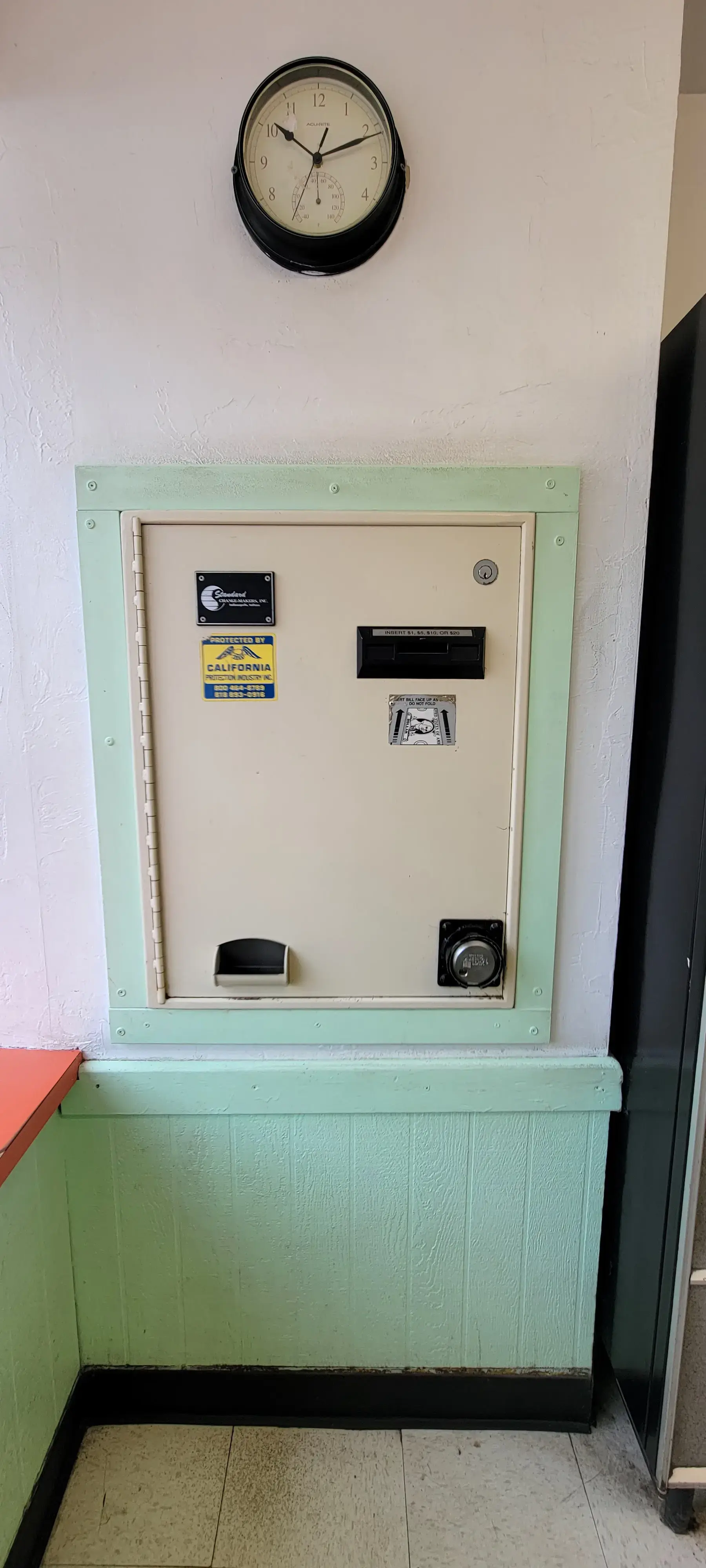 Crestline Village Laundromat - Image 13