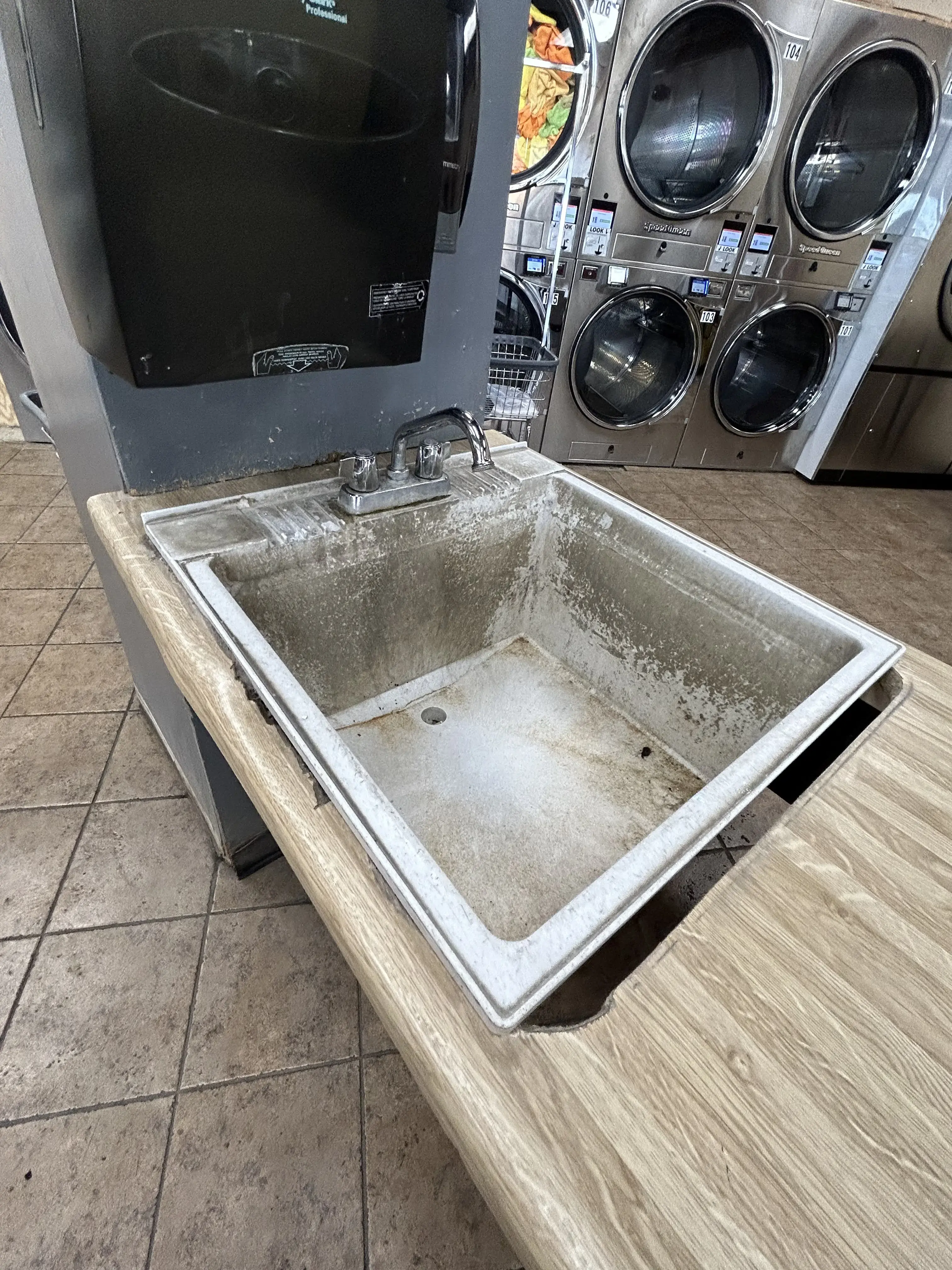 Crossroads Laundromat thumbnail 4