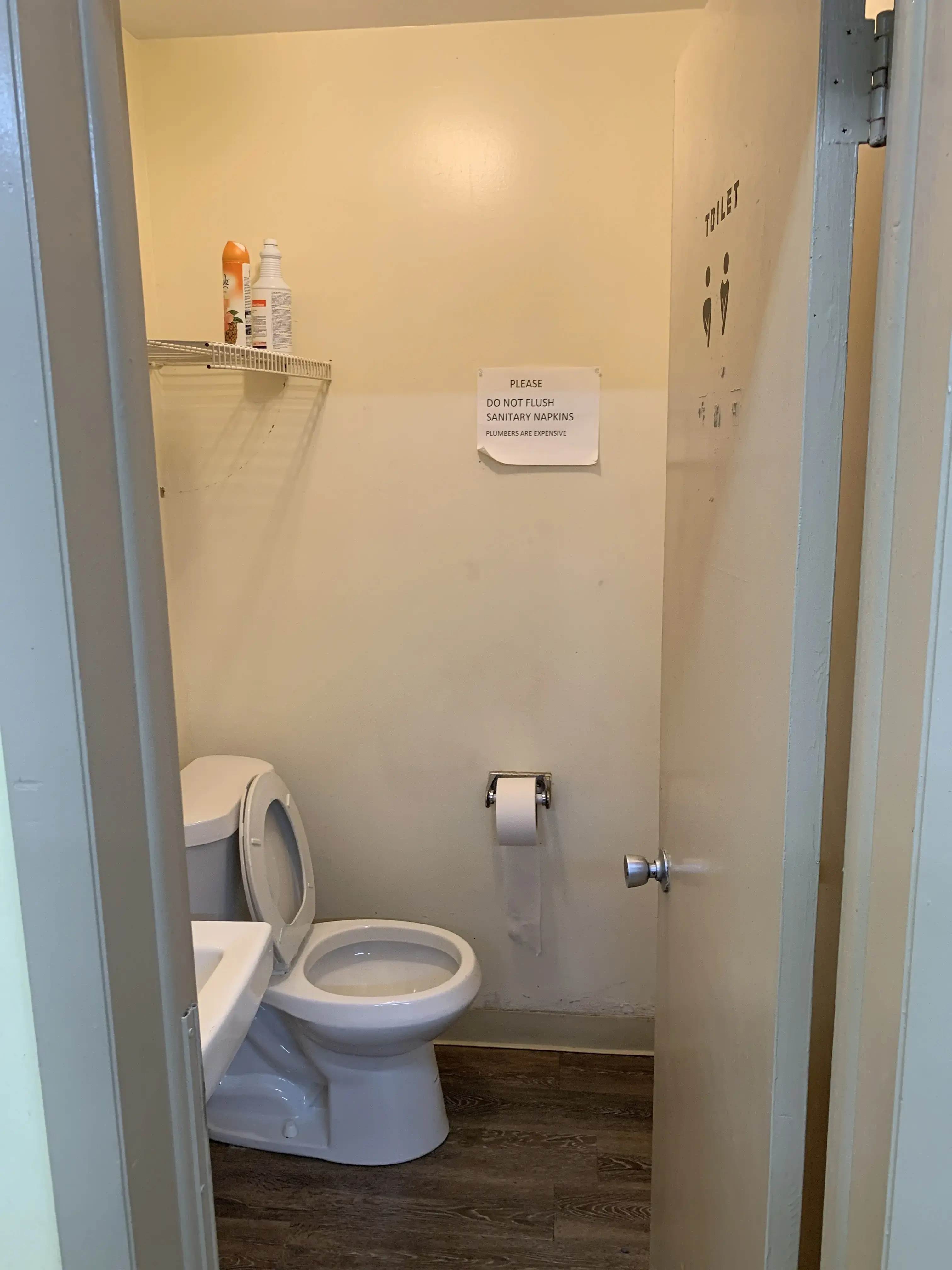 Crown Laundromat - Image 10
