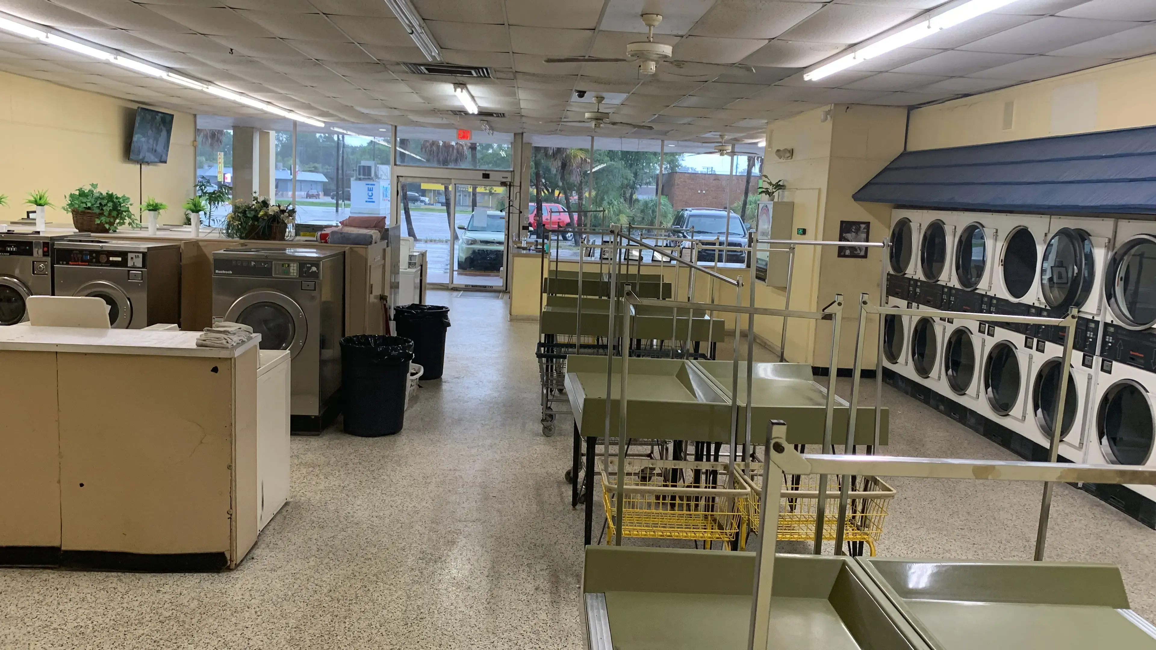 Crown Laundromat - Image 2