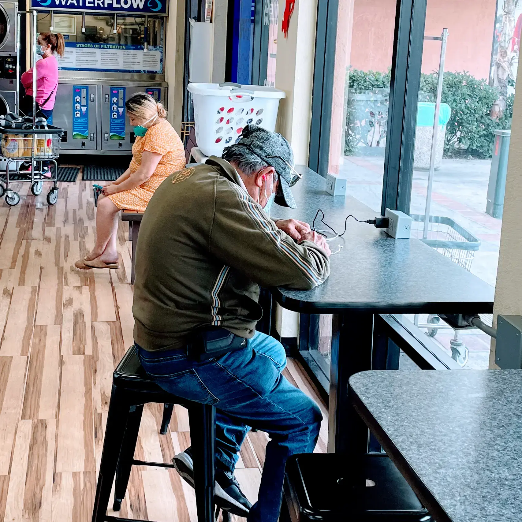 Crown Laundry thumbnail 15