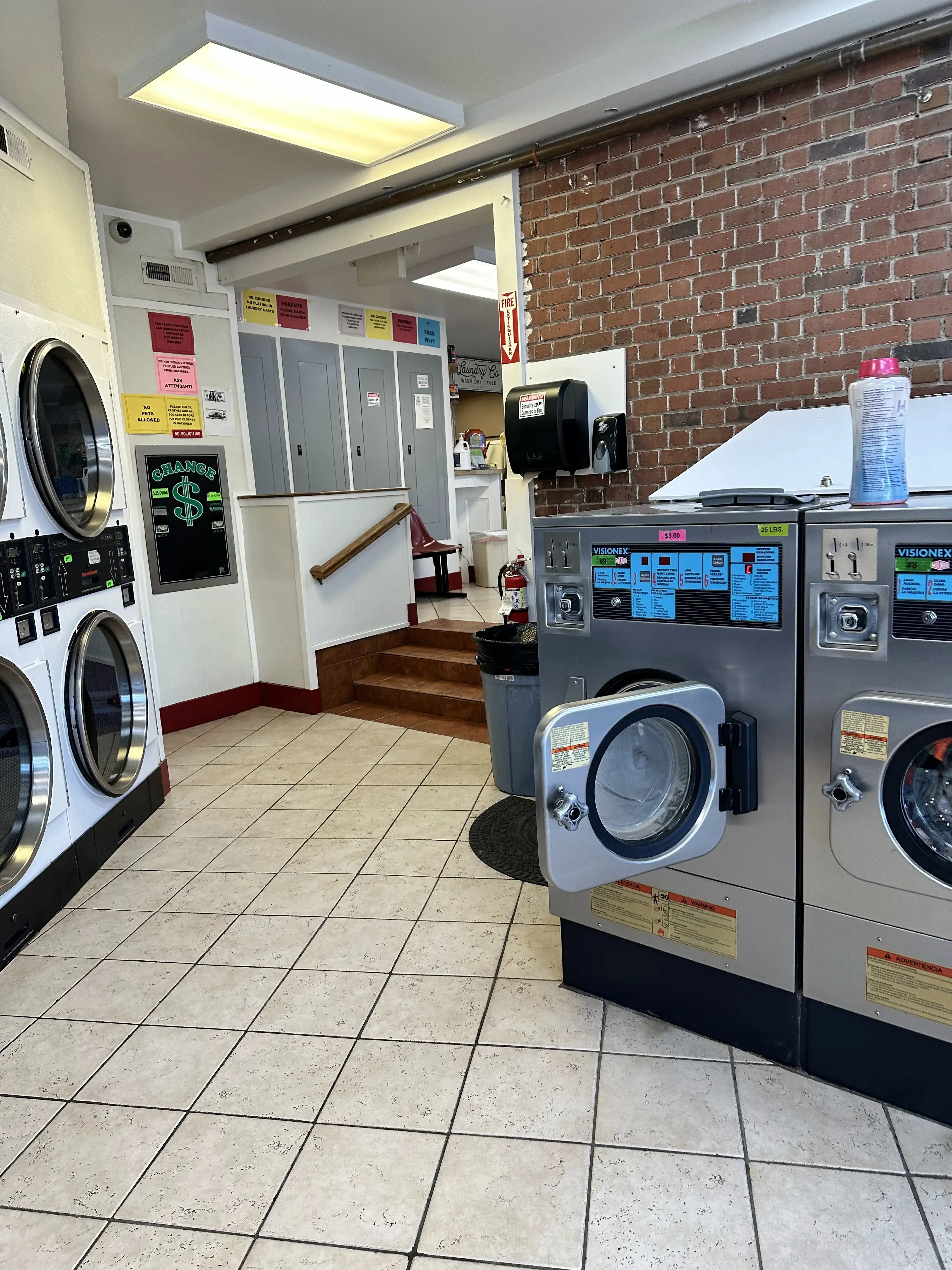 Cruzn Laundromat / Lavandaria location
