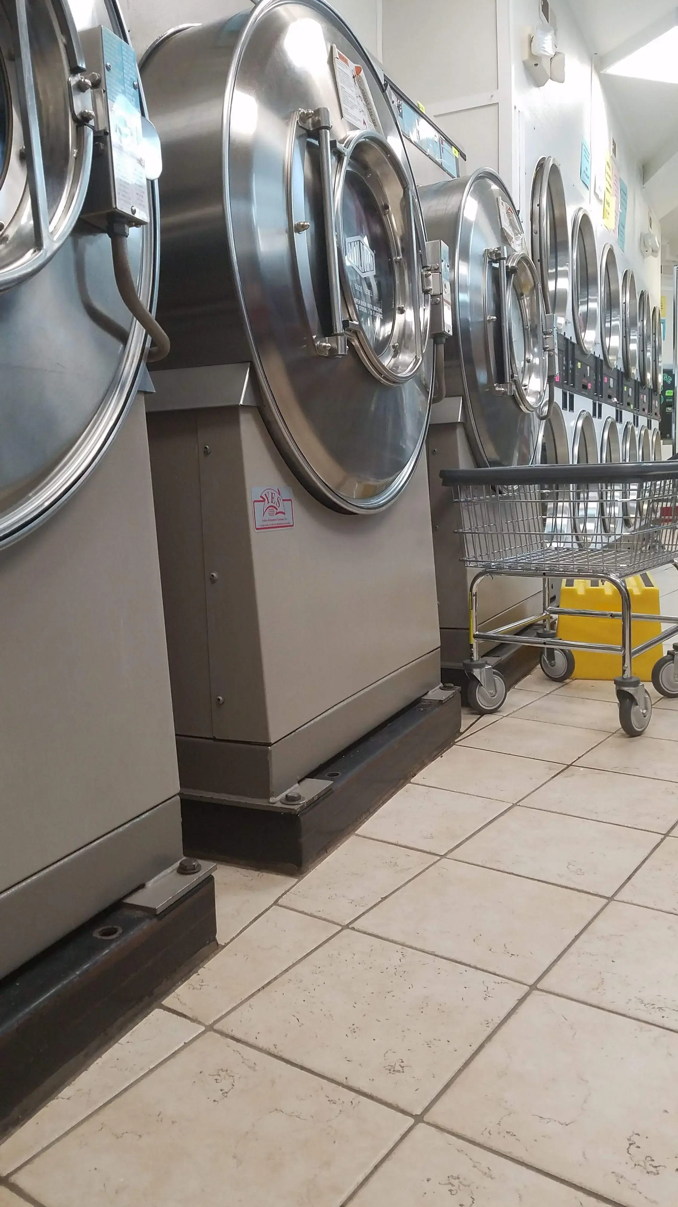 Cruzn Laundromat / Lavandaria - Image 9
