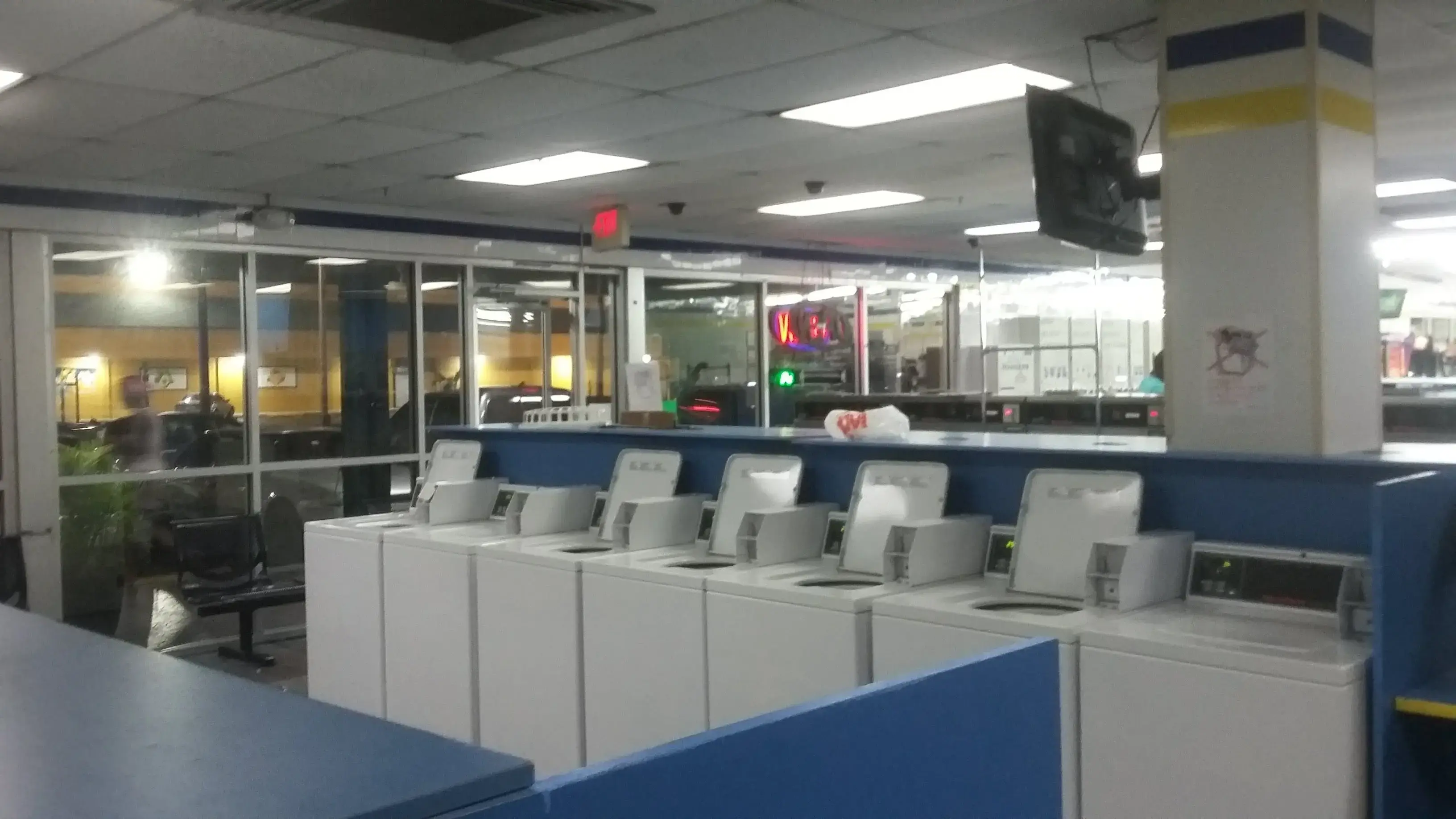 Cyclone Coin Laundry - Image 16