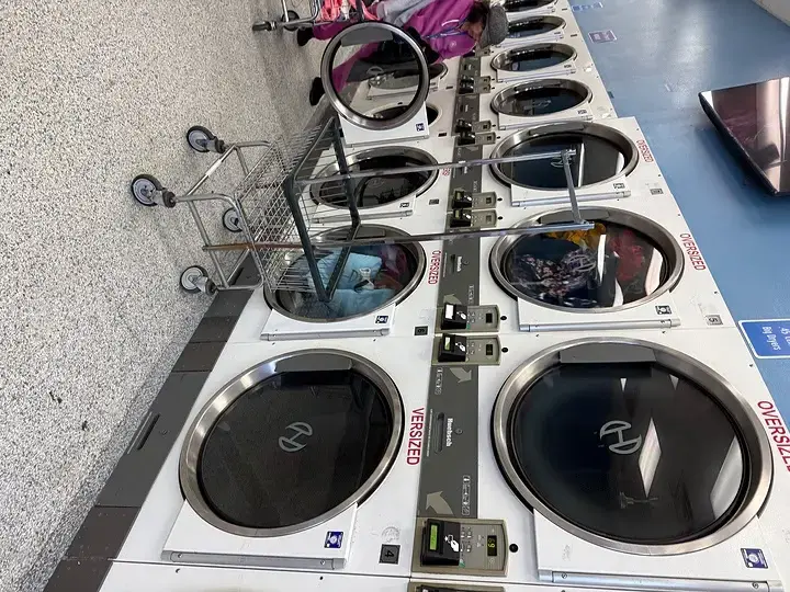 Daisy's Laundromat - Image 2