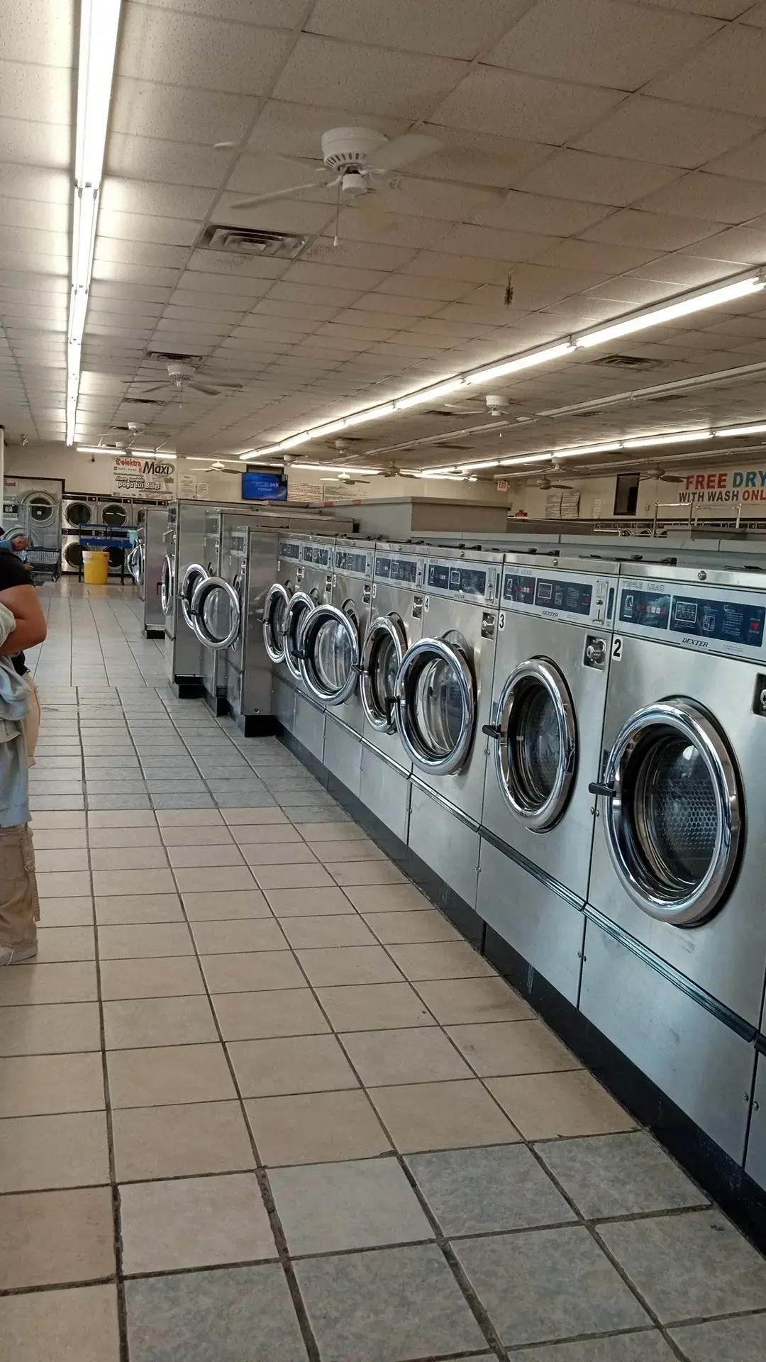 Daniel's Super Wash & Dry - Image 2