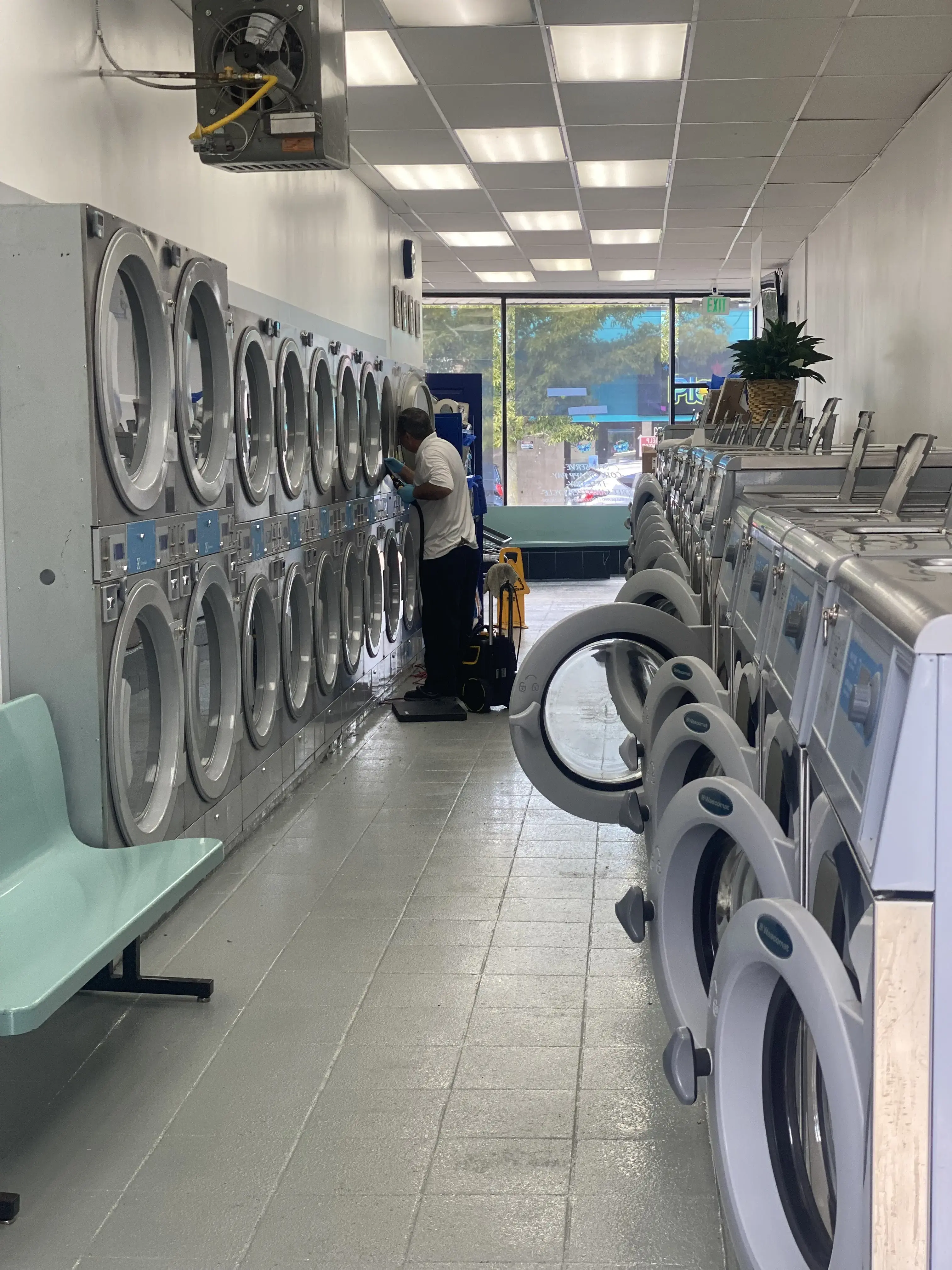 Danny's Laundromat - Image 4